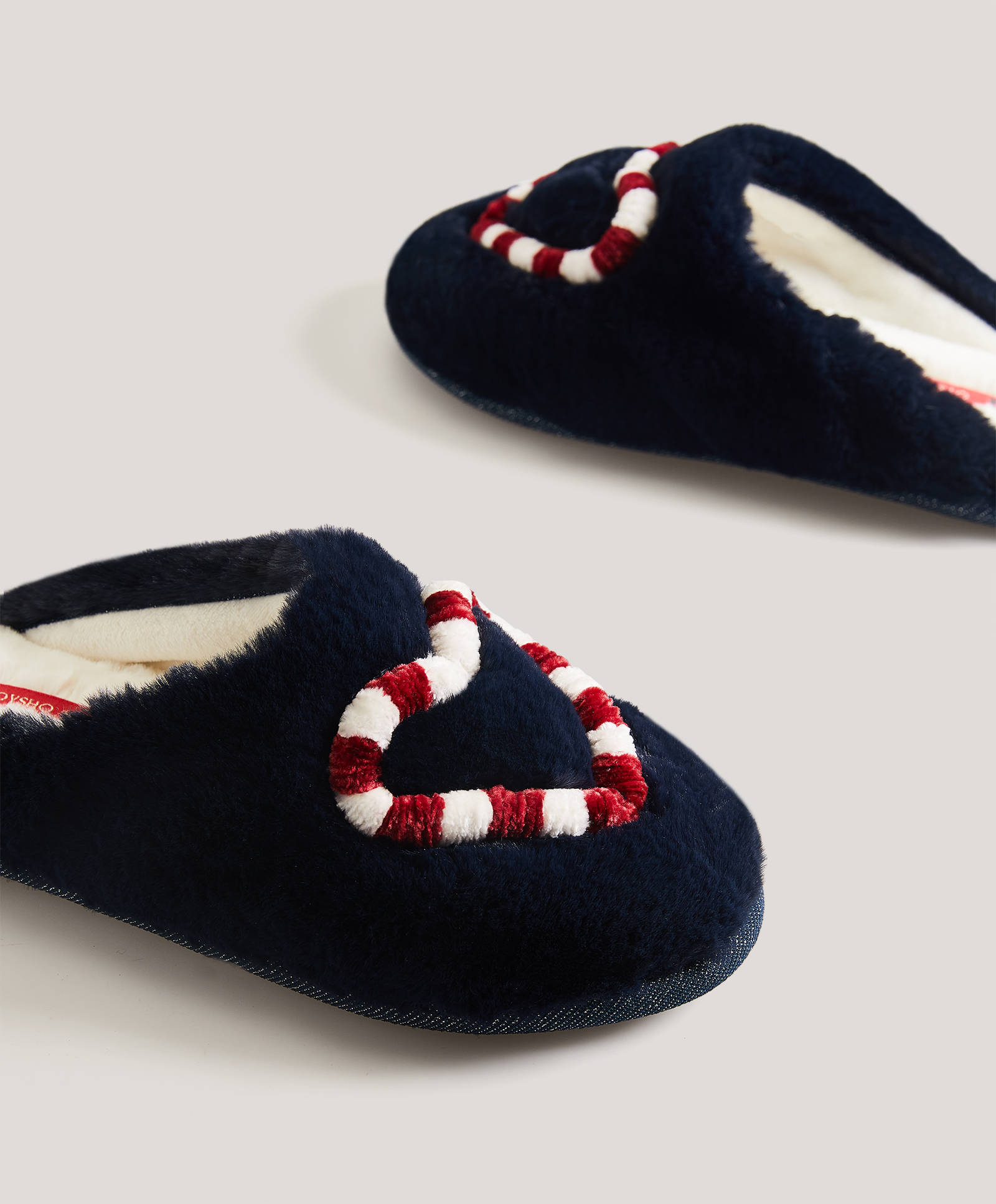 Modalite.net - Oysho - Candy cane slippers