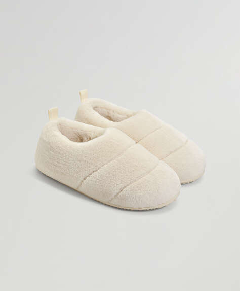 Faux fur closed slippers