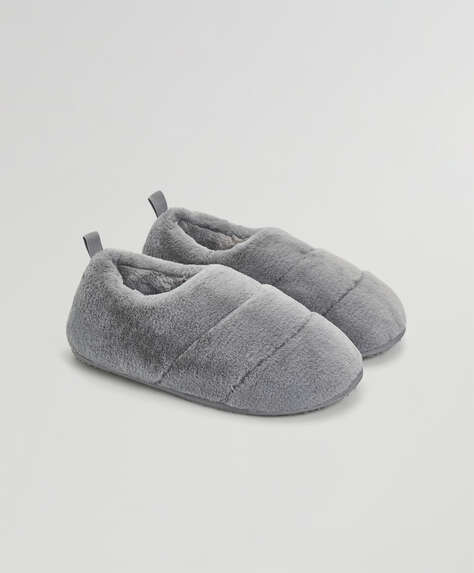 Grey faux fur closed slippers