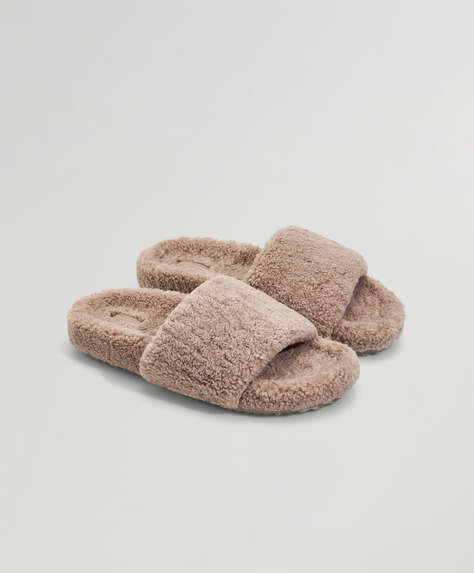 Oudroze slippers met lamsvacht-look