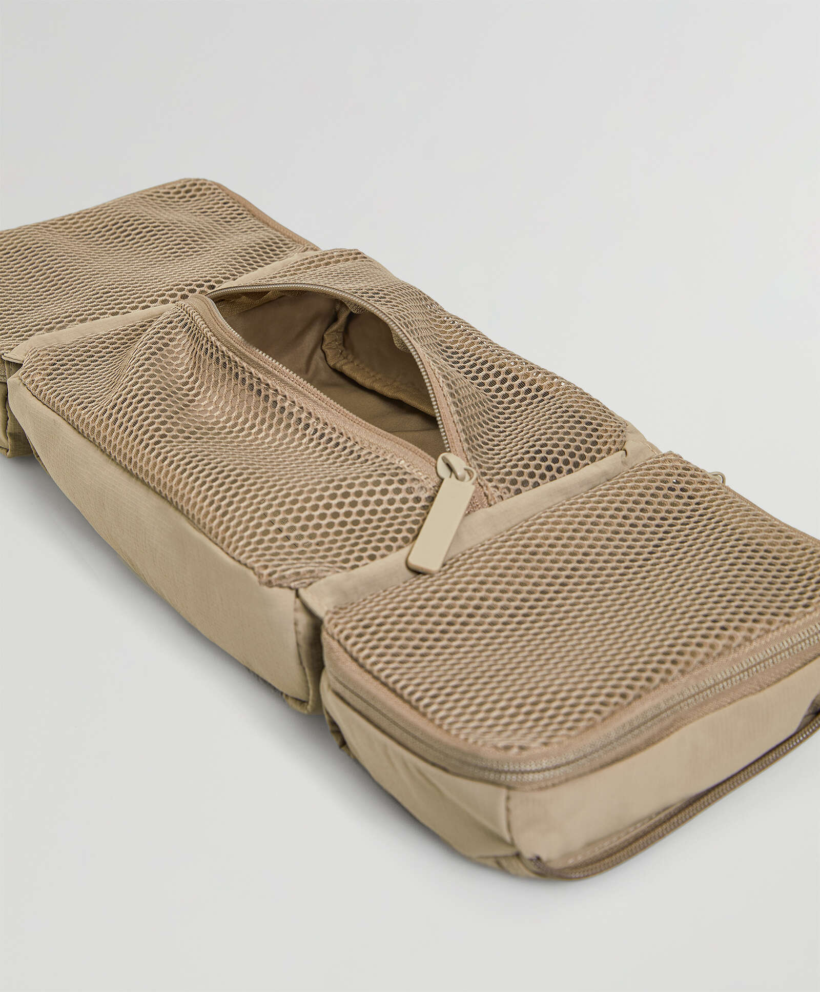Oysho Mink-colour zip sports wash bag 6 Oysho Mink-colour zip sports wash bag 7