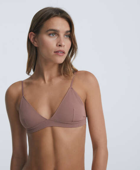 Triangle bra top in seamless fabric, seamless for greater comfort. Non-wired with adjustable straps.