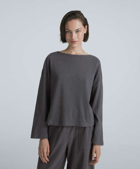 Long-sleeved T-shirt with round neck.