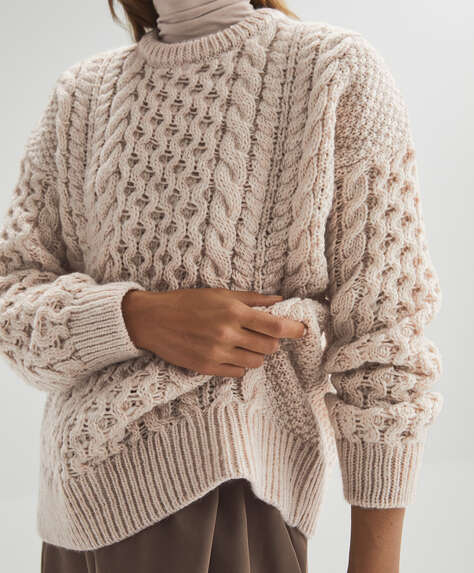 Sweter z długim rękawem wykonany ściegiem warkoczowym