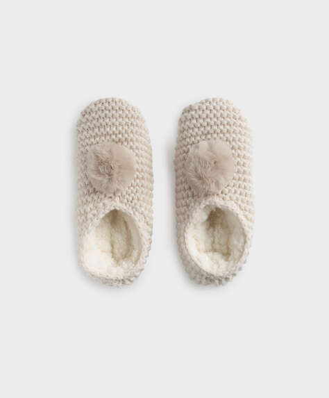 Chunky knit pompom slippers