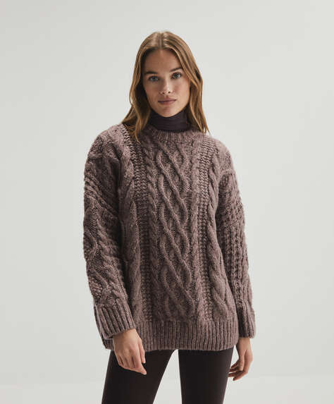 Pleteni džemper oversize kroja sa pletenicama