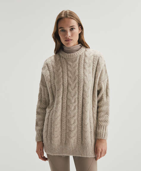 Dzianinowy sweter oversize w warkocze