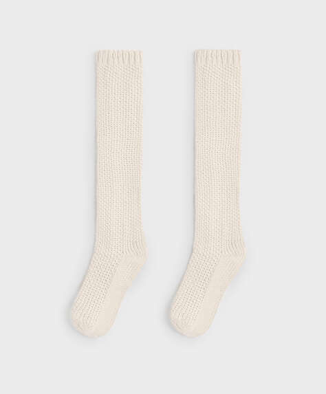 Ψηλές κάλτσες με ανάγλυφη υφή και χοντρή πλέξη