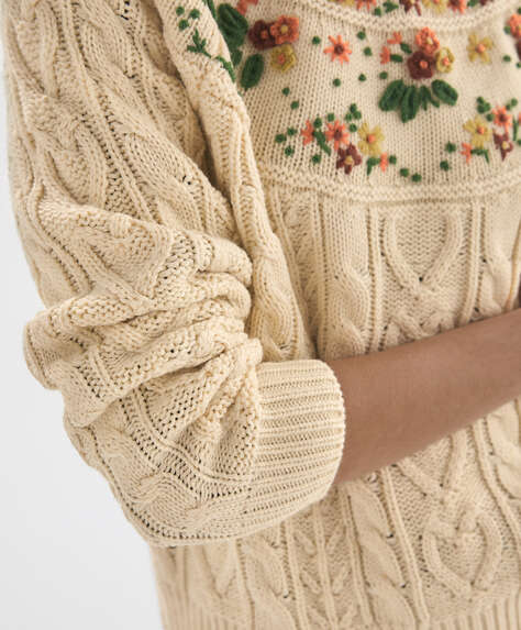 Pleteni džemper sa izvezenim cvećem