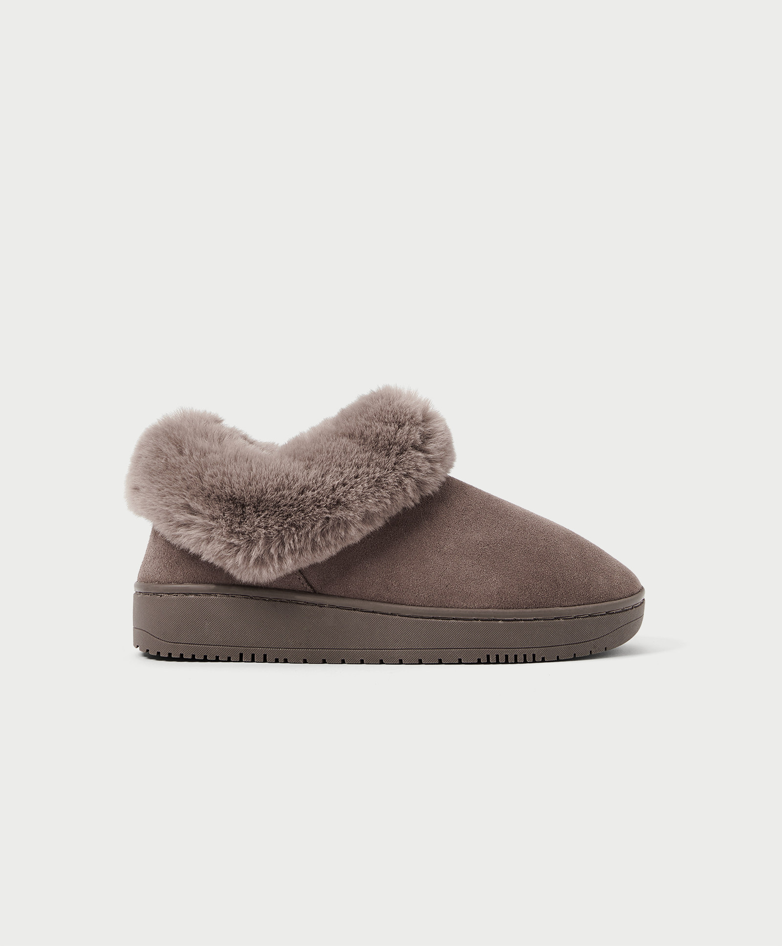 Split-leather closed slippers with collar