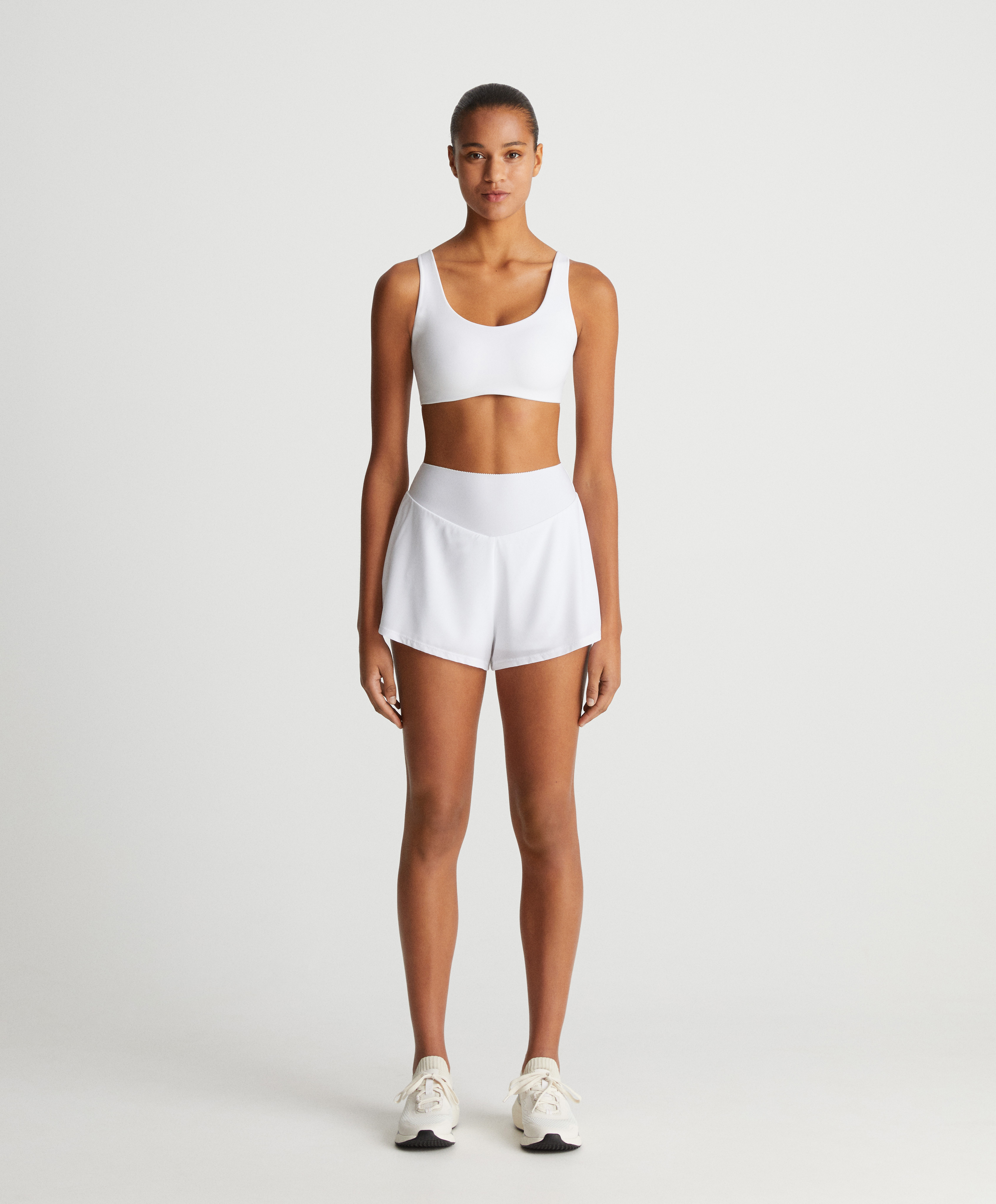 Compressive Total Look in Weiß mit Shorts