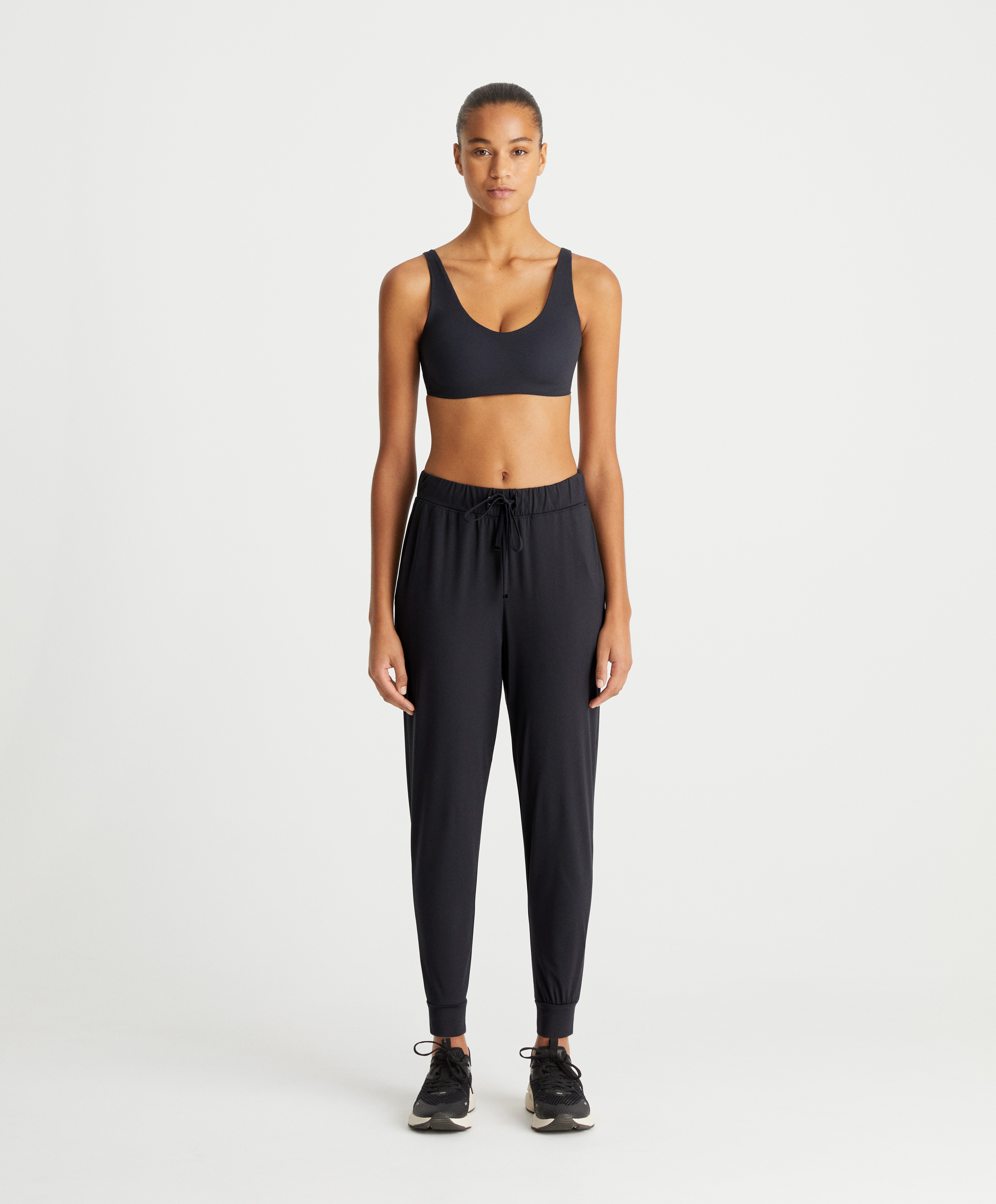 Black classic light touch jogger total look