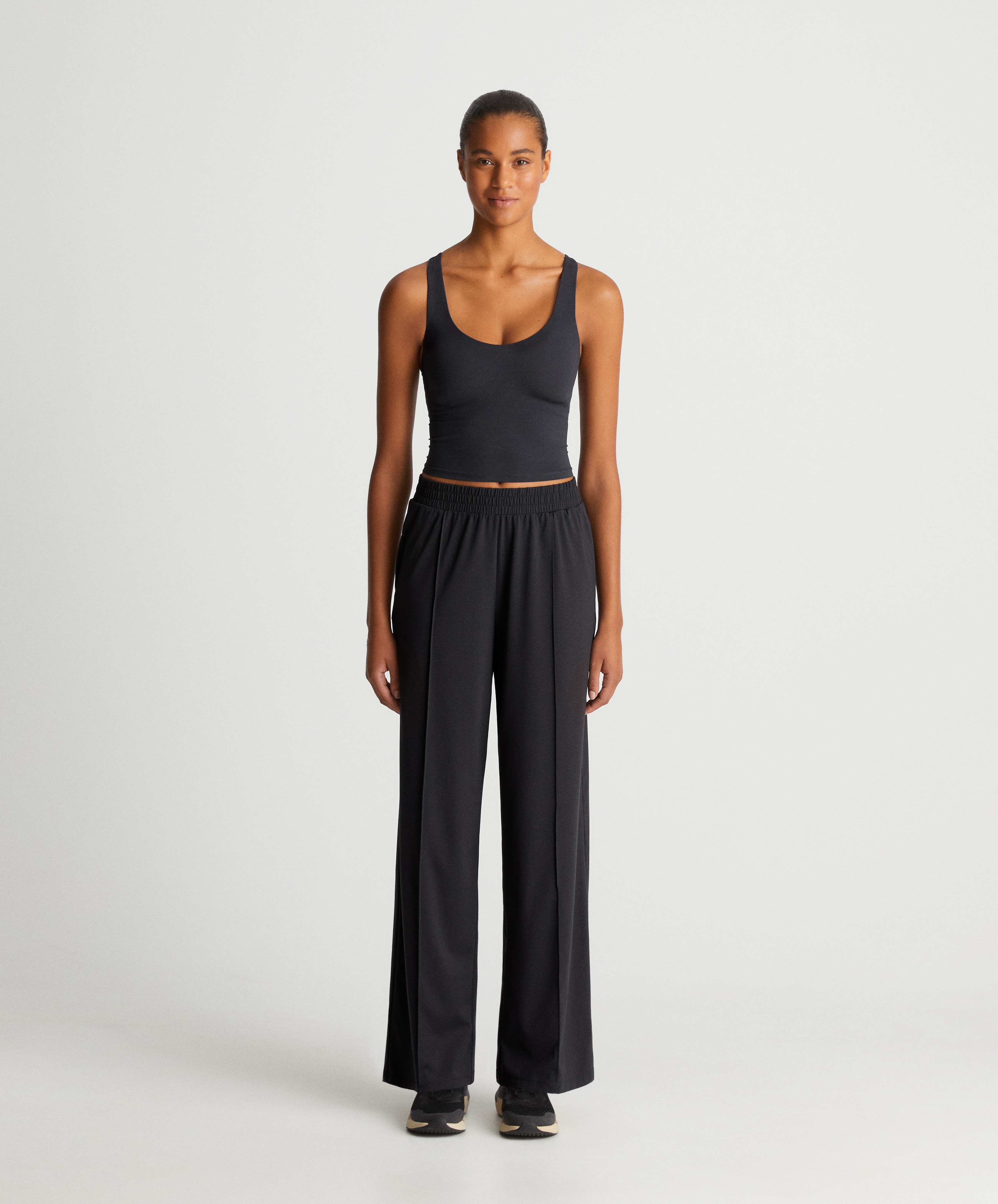 Light touch vest top and straight-leg trousers total look