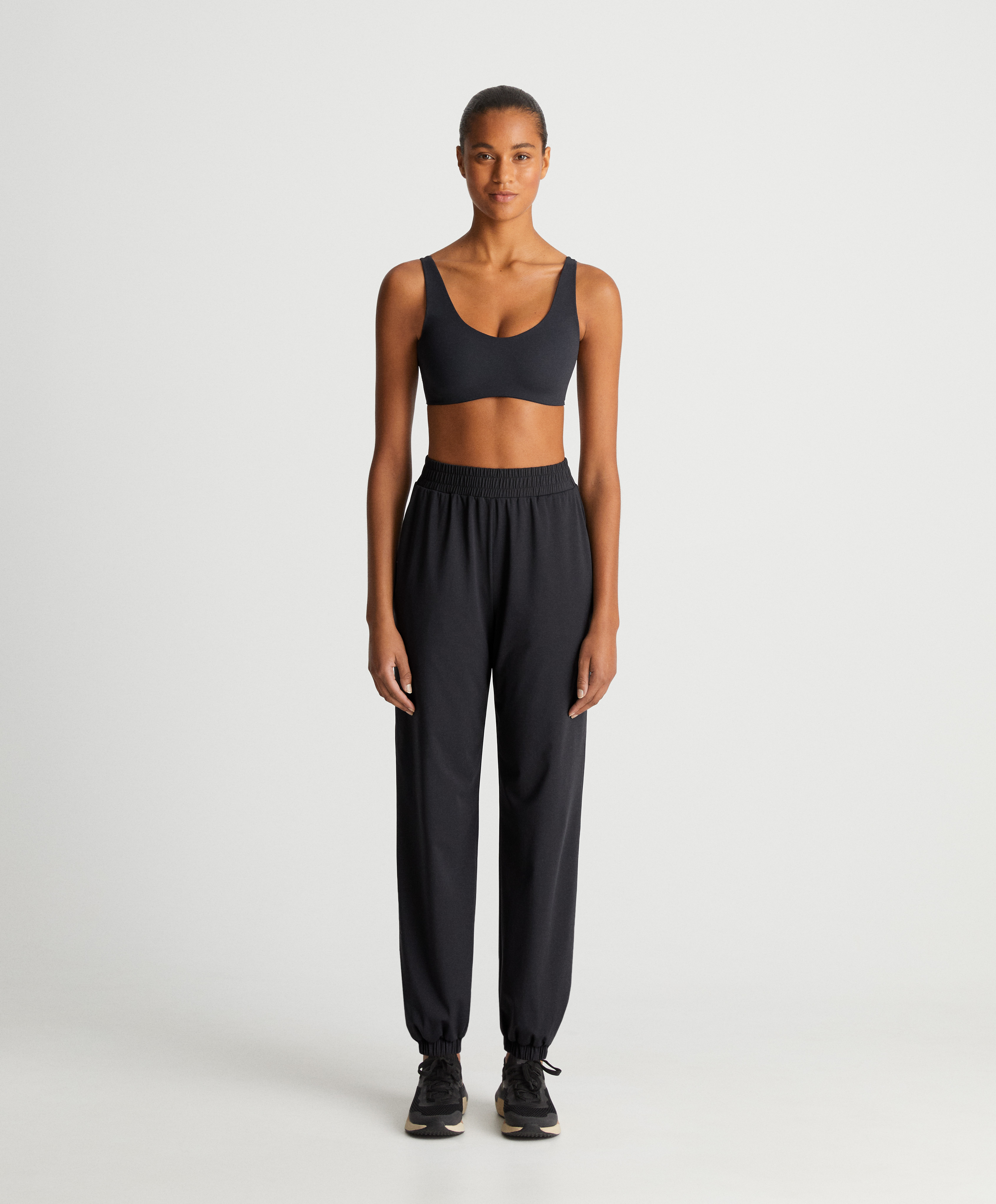 Light Touch joggers and top total look