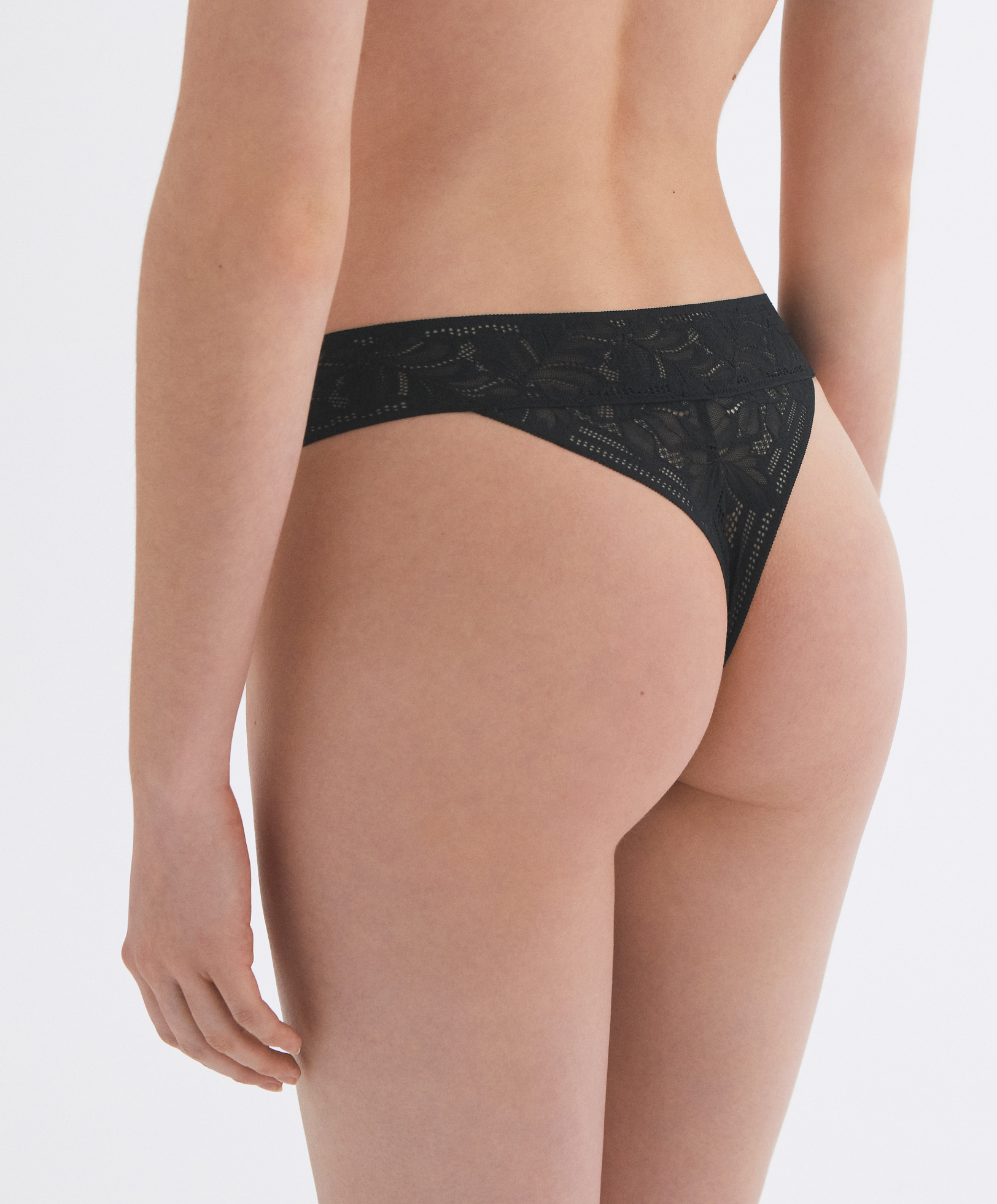 Tanga in V-Form aus Spitze