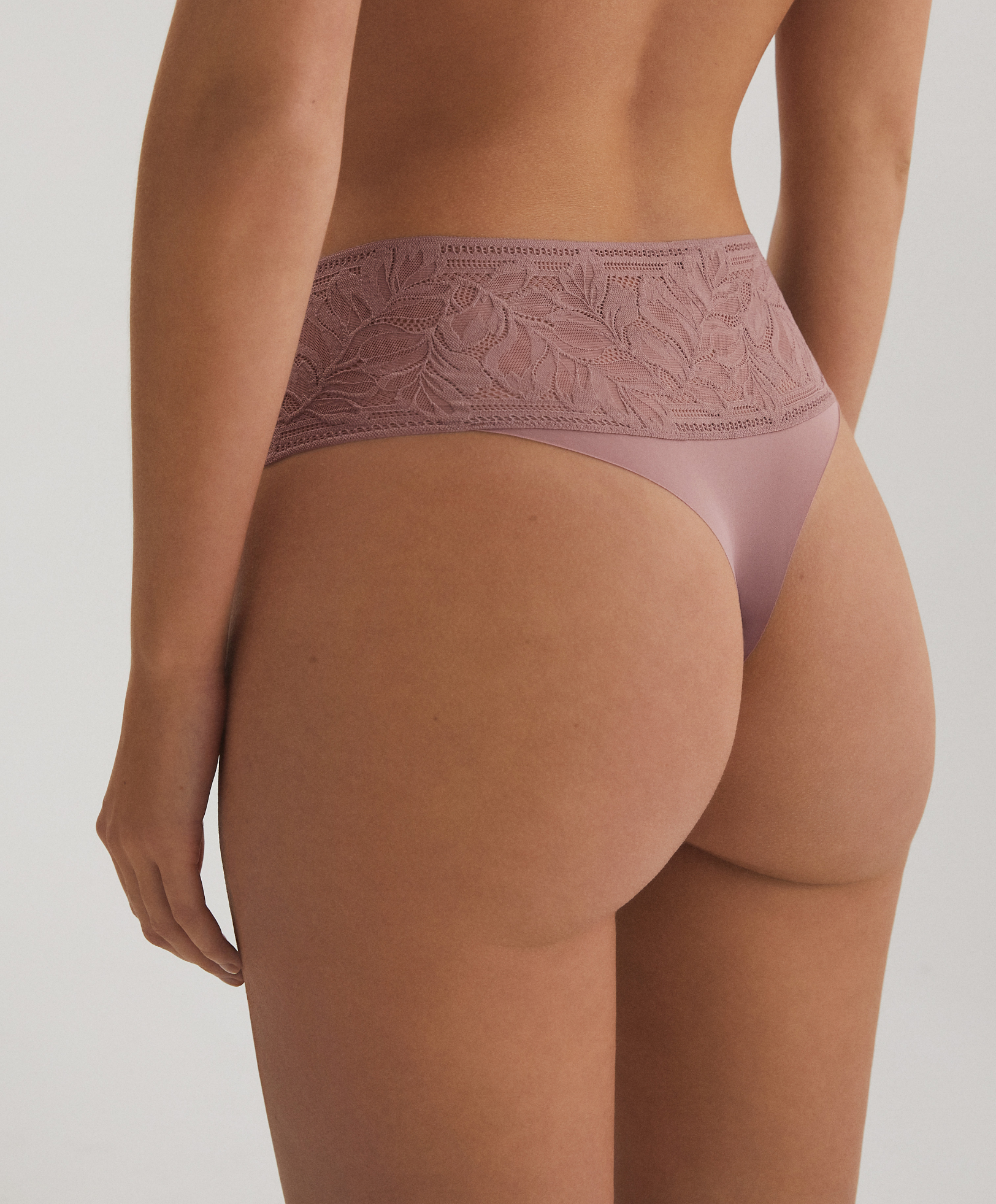 “V”-cut thongs in lace and polyamide
