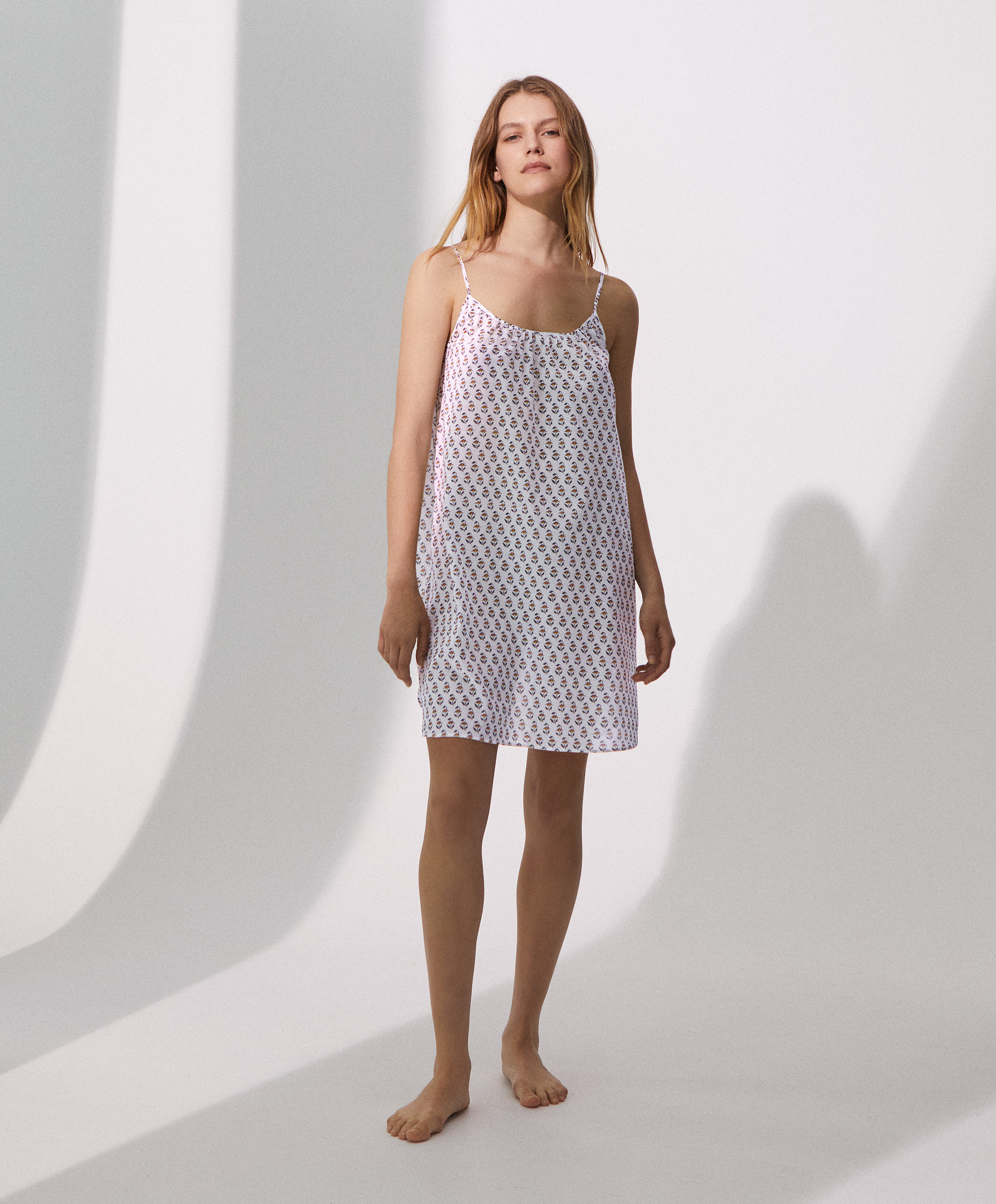 Short strappy nightdress in printed 100% cotton