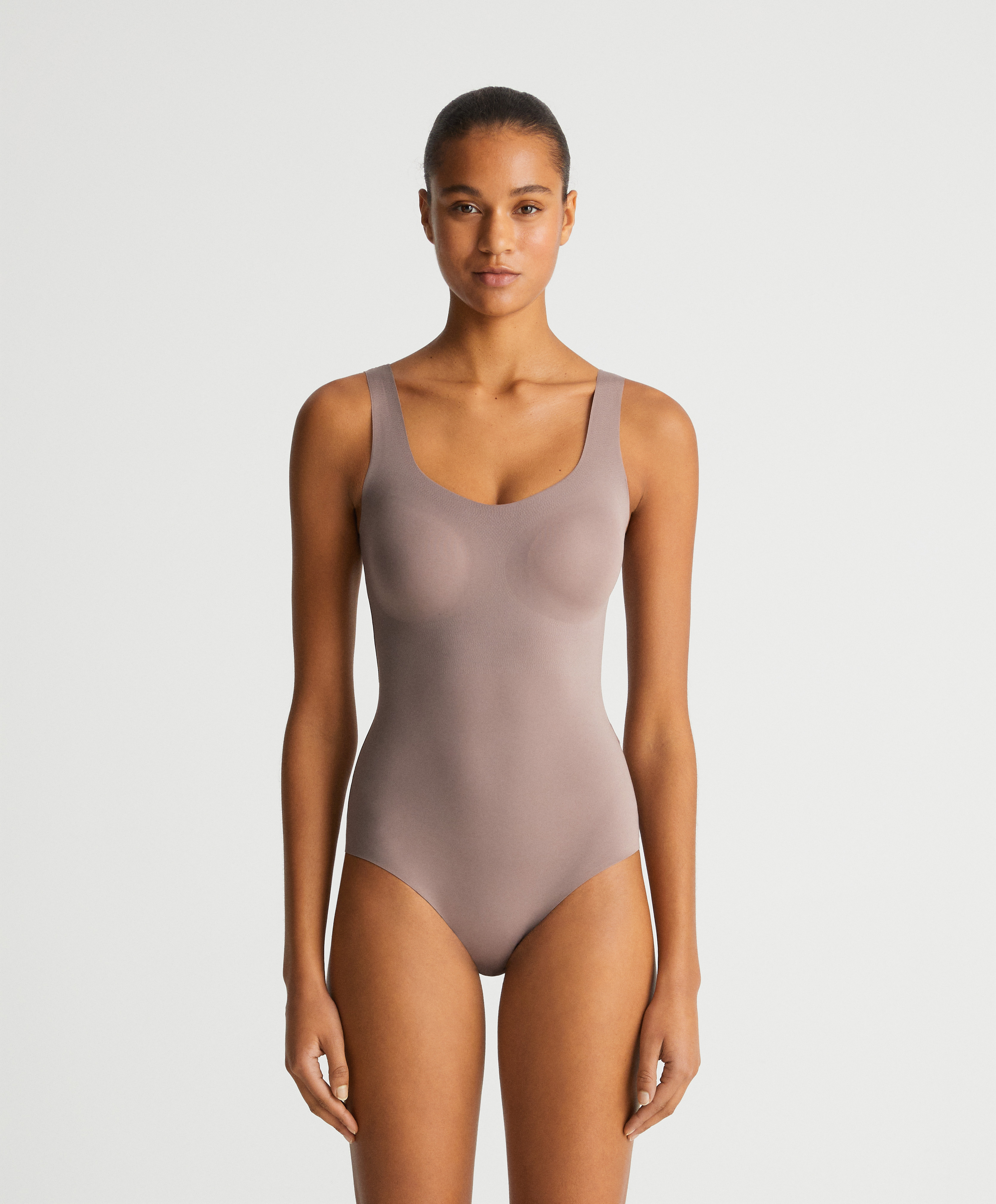 Comfortlux strappy body with cups
