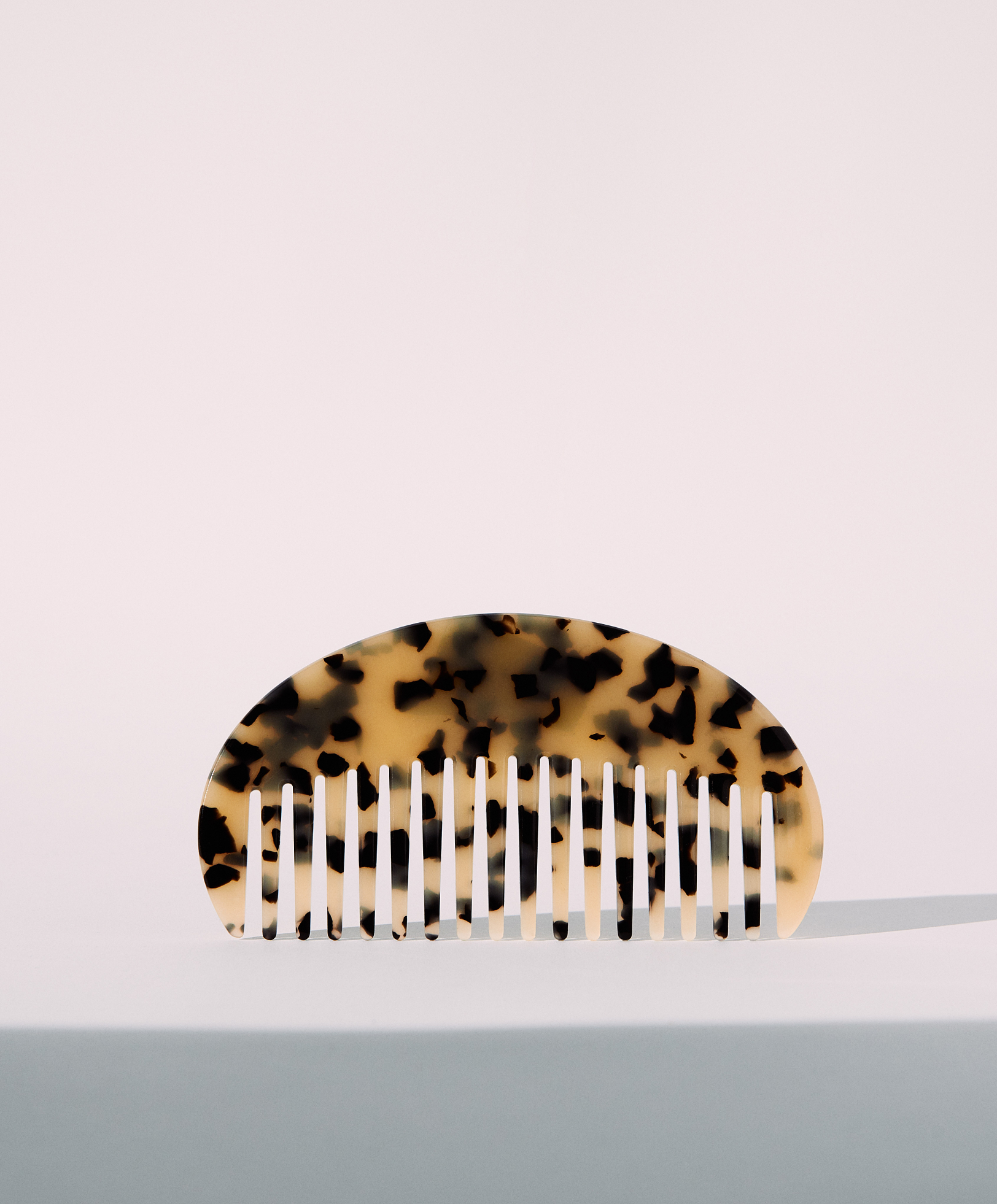 Rounded faux-tortoiseshell comb