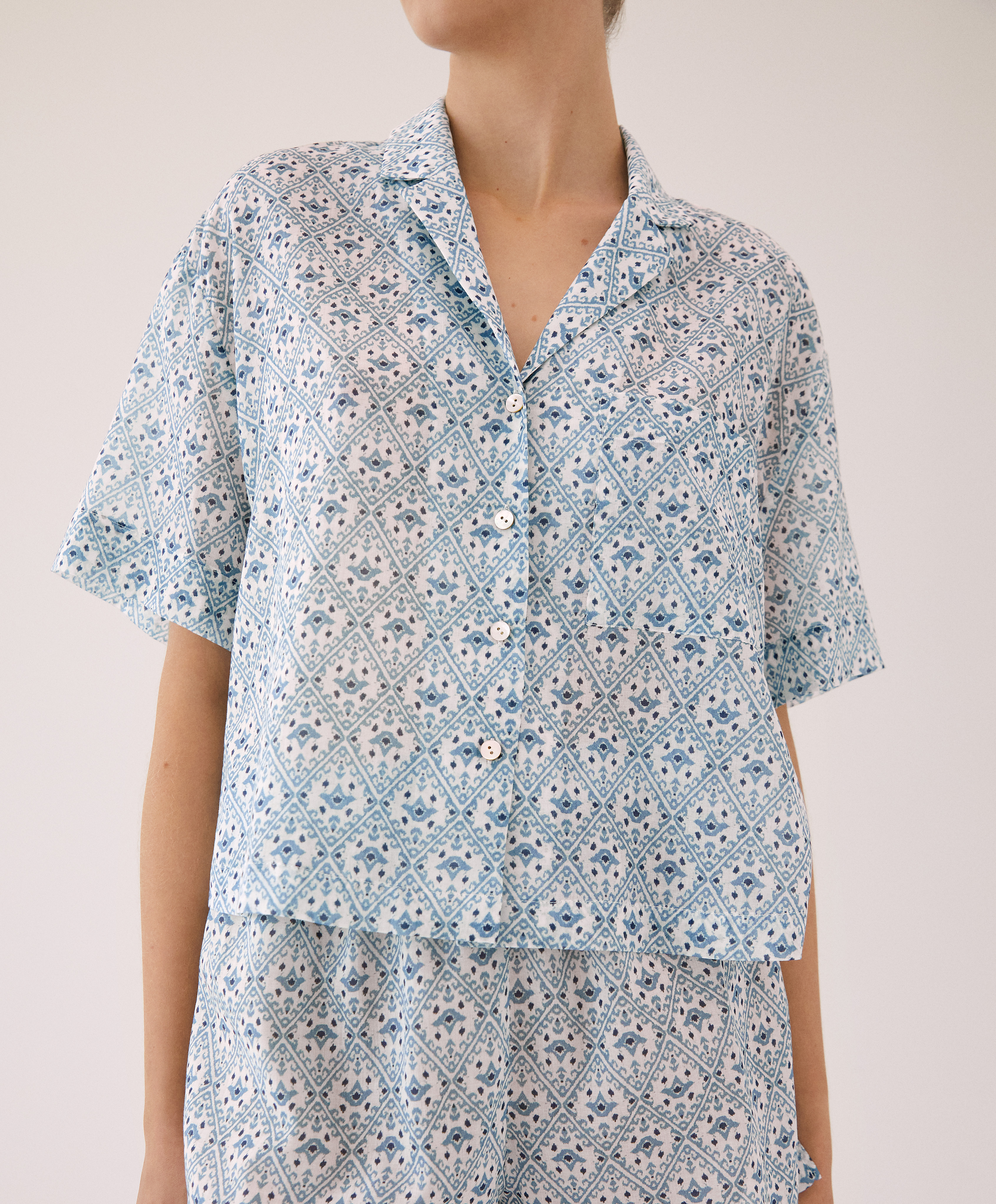 Kurzärmeliges Oberteil im Hemdschnitt aus 100 % Baumwolle mit Print