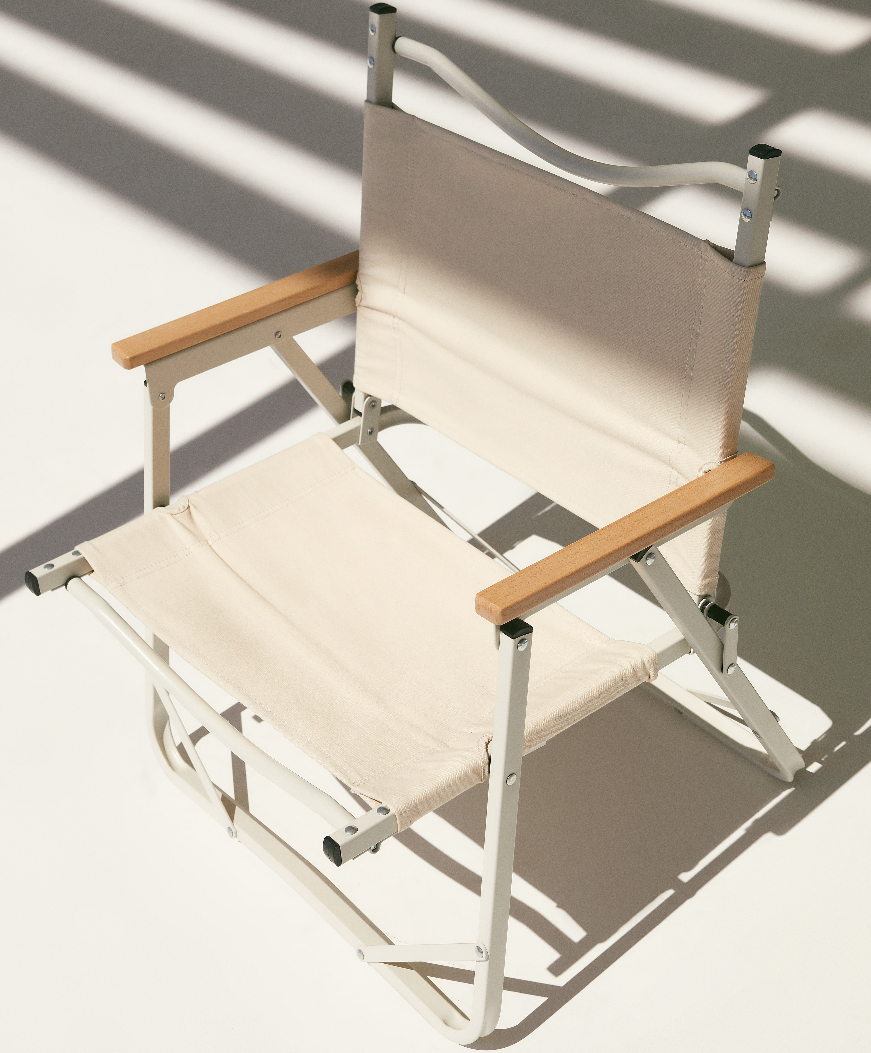 Πτυσσόμενη καρέκλα από 100% βαμβακερό υδρόφοβο ύφασμα.