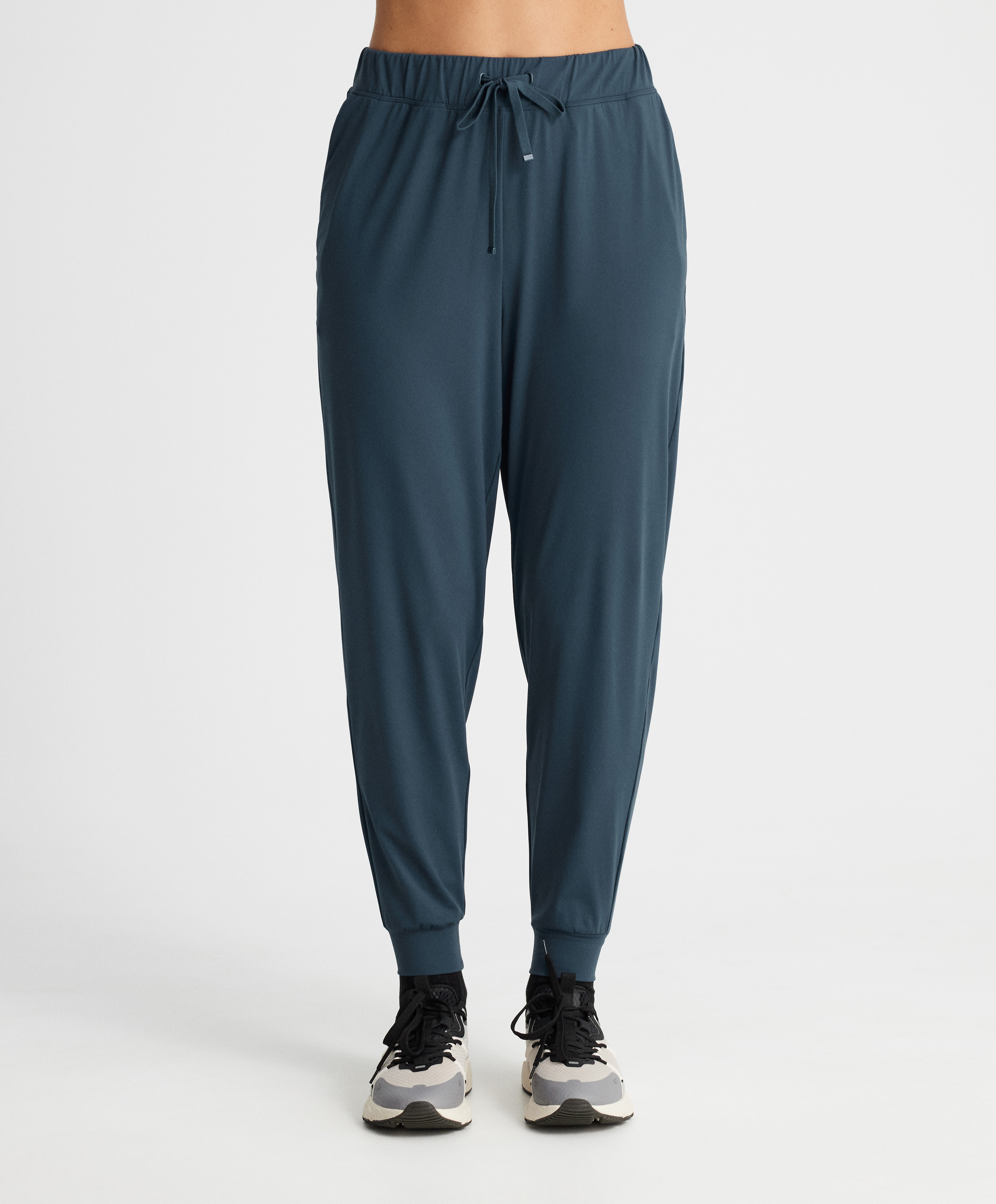 Light-touch classic jogger