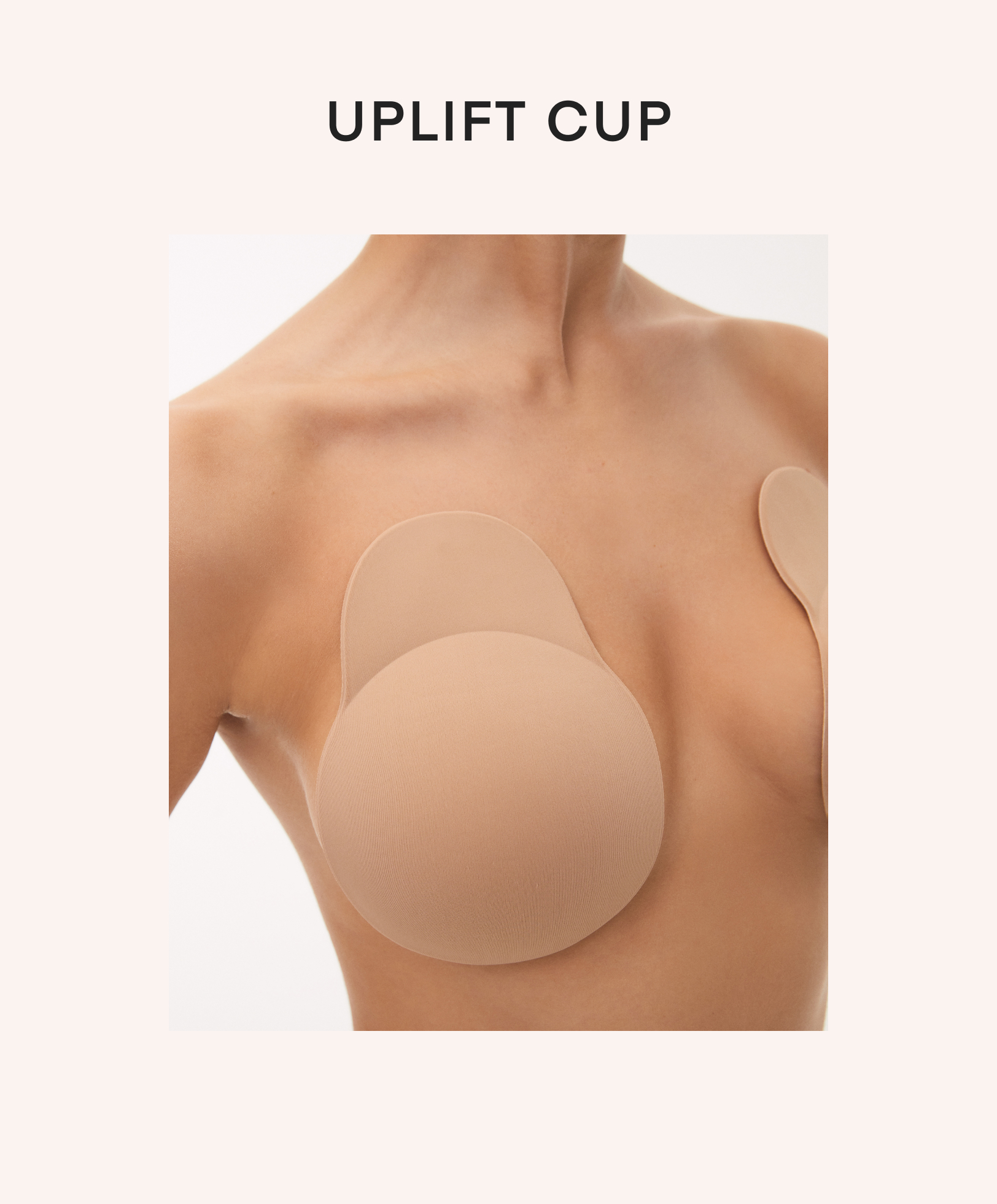 Selbstklebende Cups aus Stoff zur Betonung der Brust