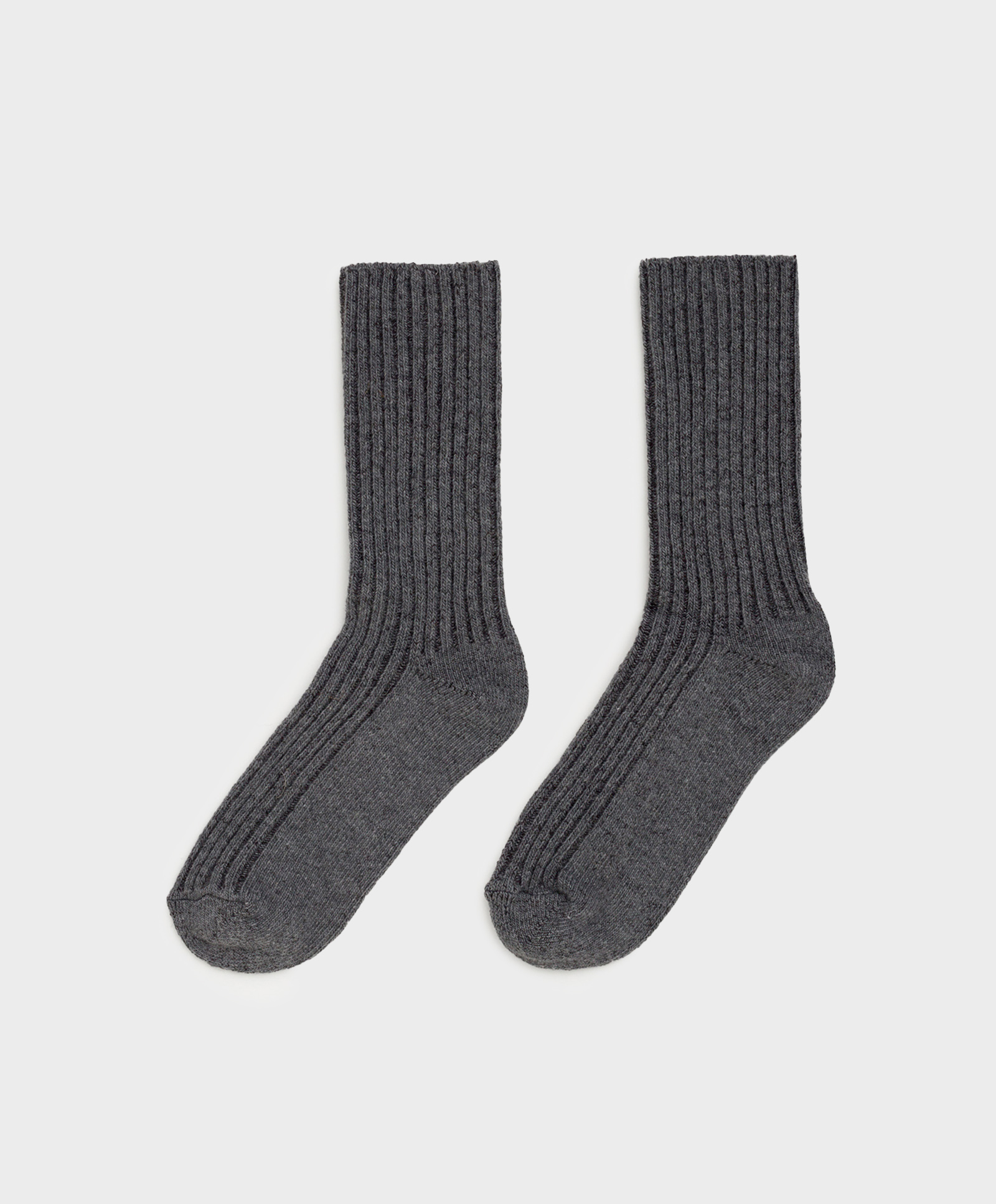 Gerippte mittellange Socken aus einem Wolle-Kaschmir-Mix