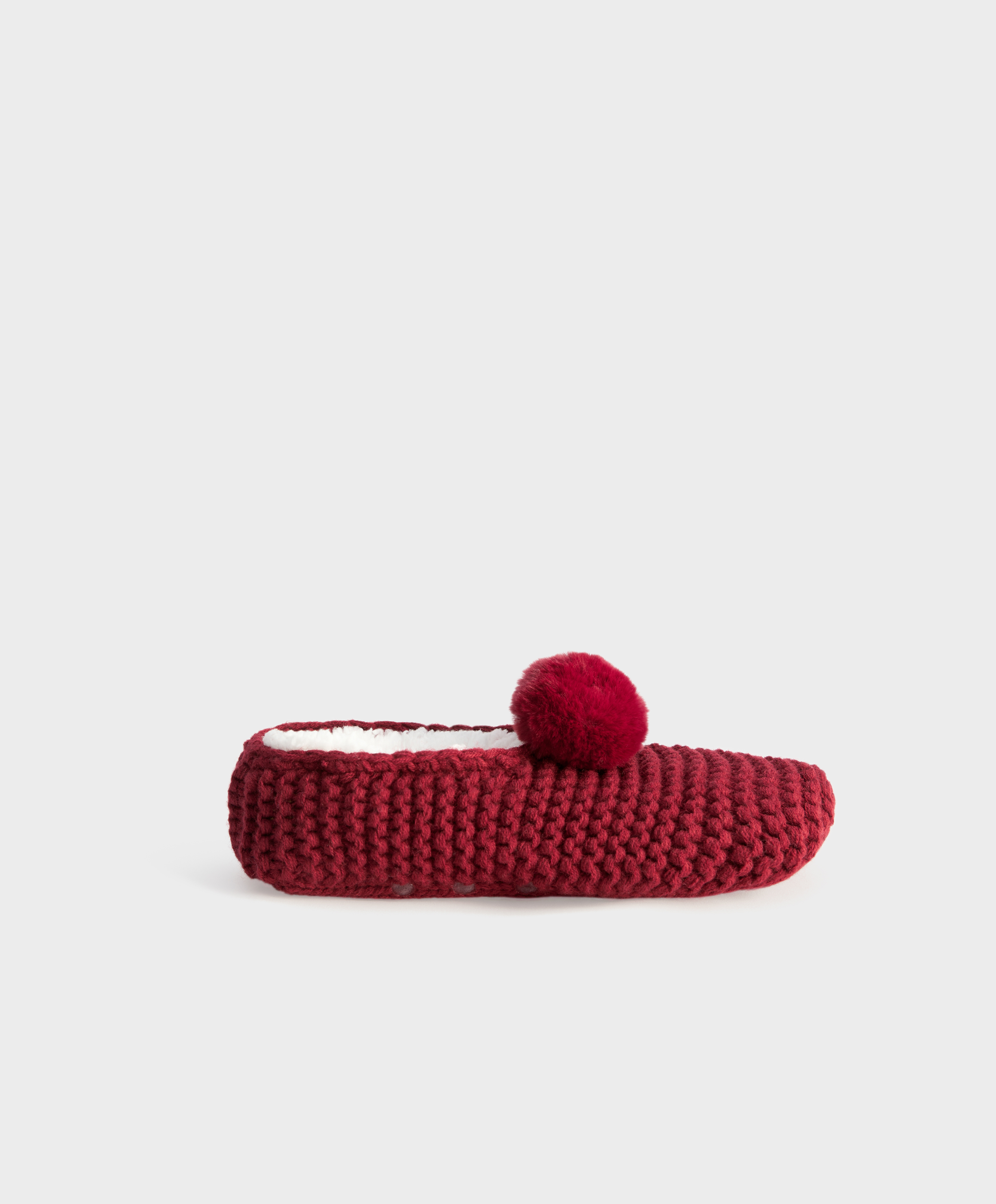 Chunky knit pompom slippers