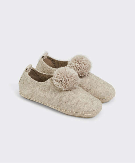 Pompom slippers