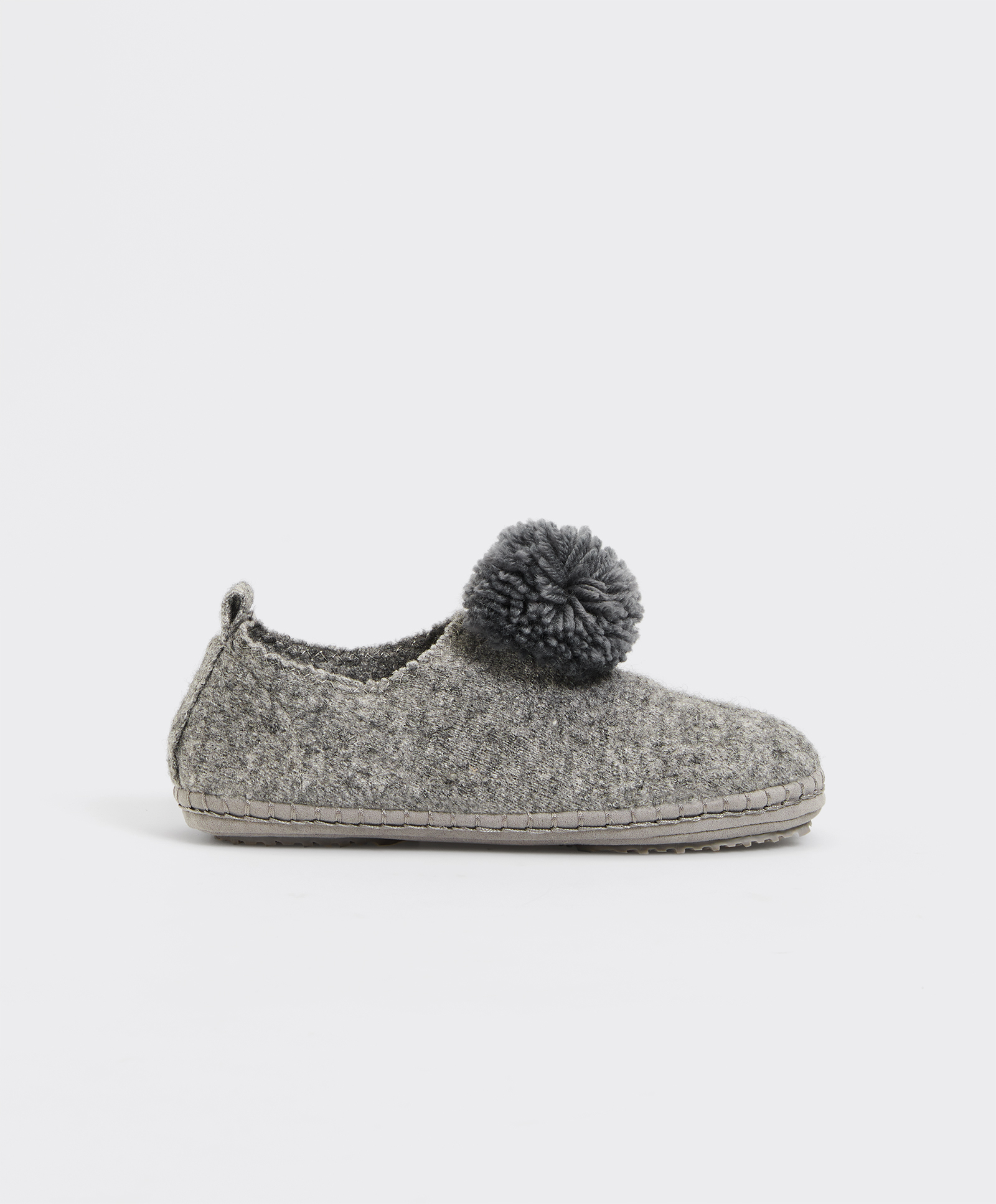 Pompom slippers