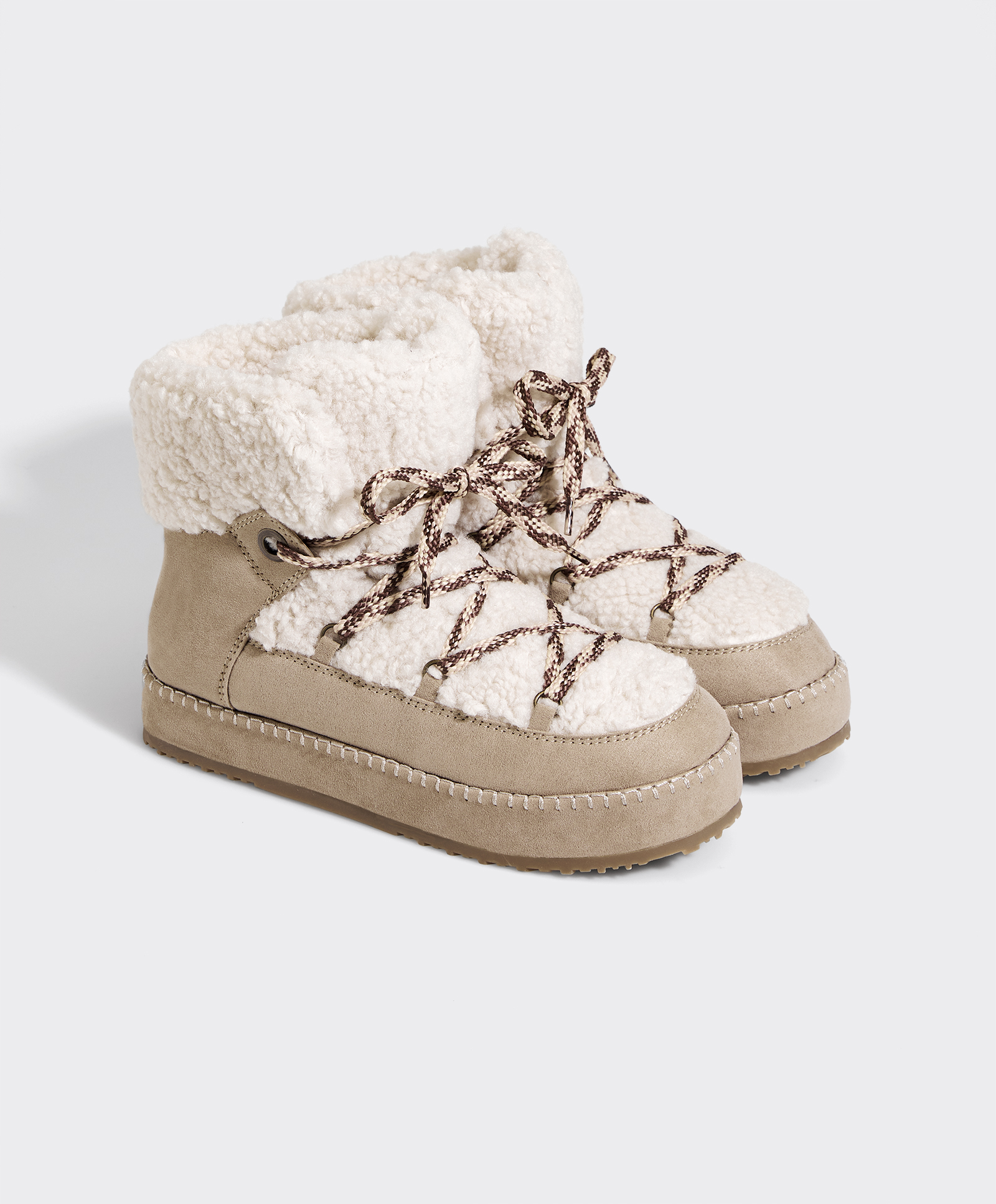 Bota serraje detalle cordón - Calzado | OYSHO España