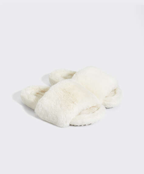 Slippers with ecru faux fur-covered insole and upper. Sole height: 3cm