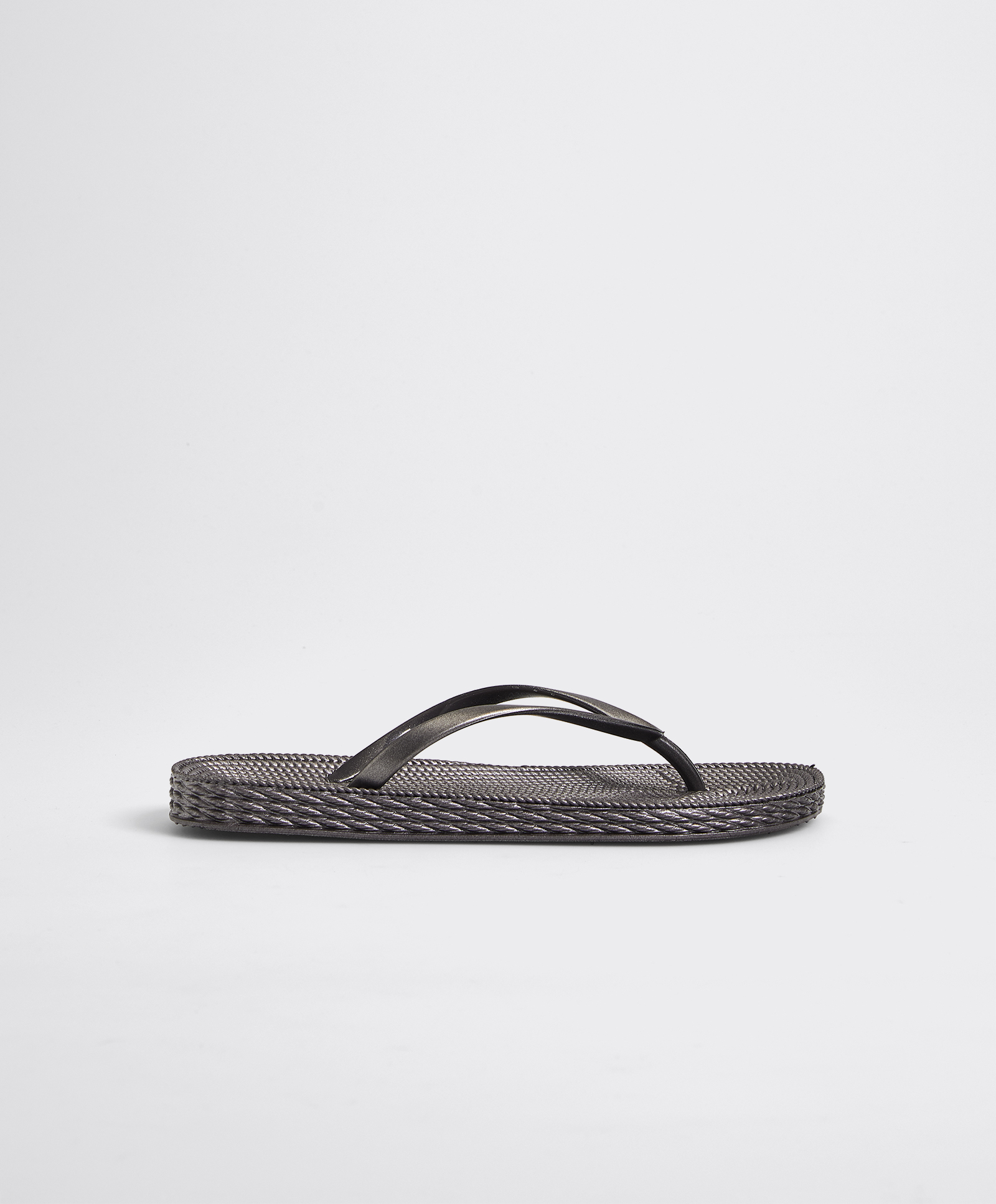 Textured beach sandals