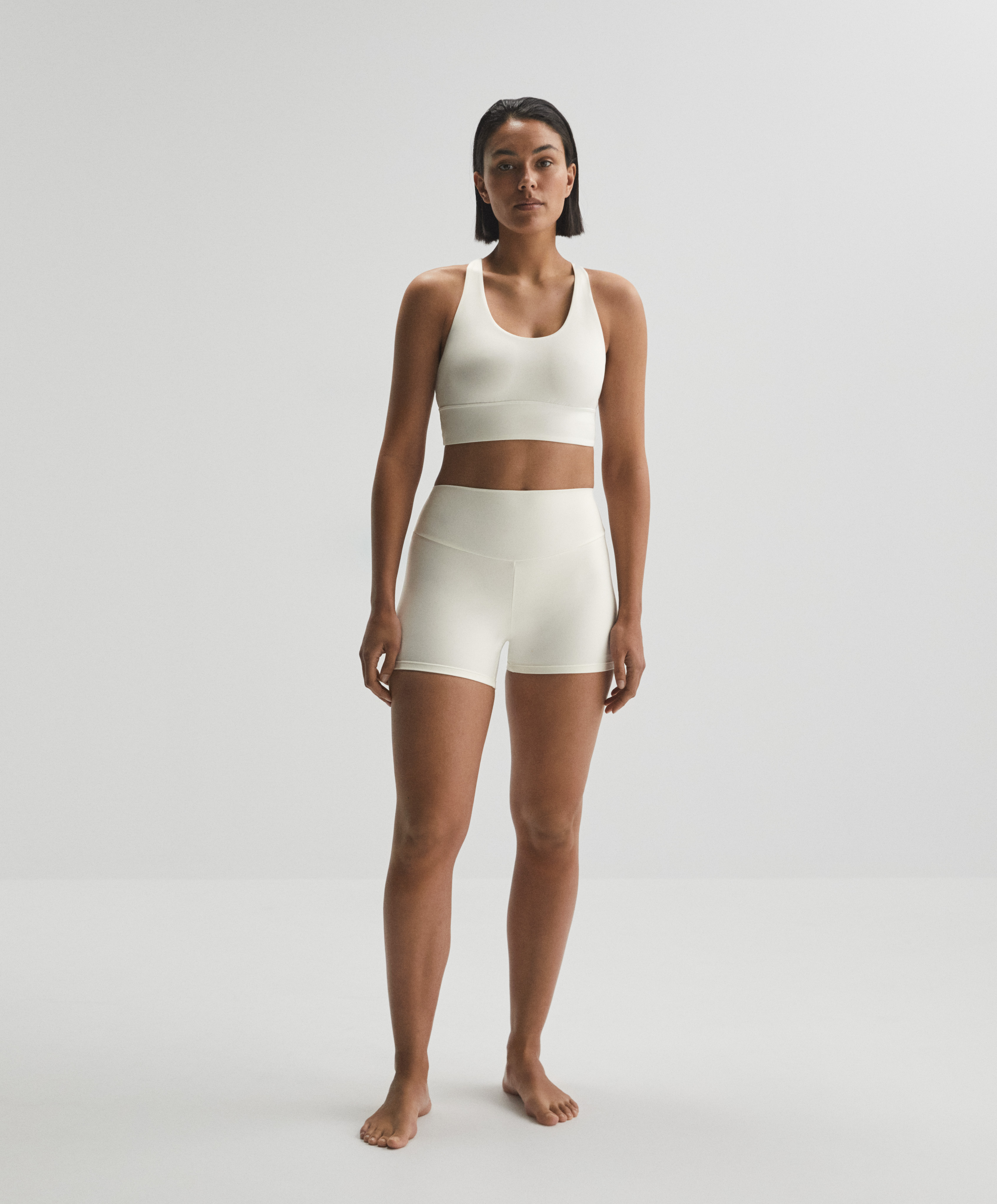 White high-rise comfortlux hot pant total look