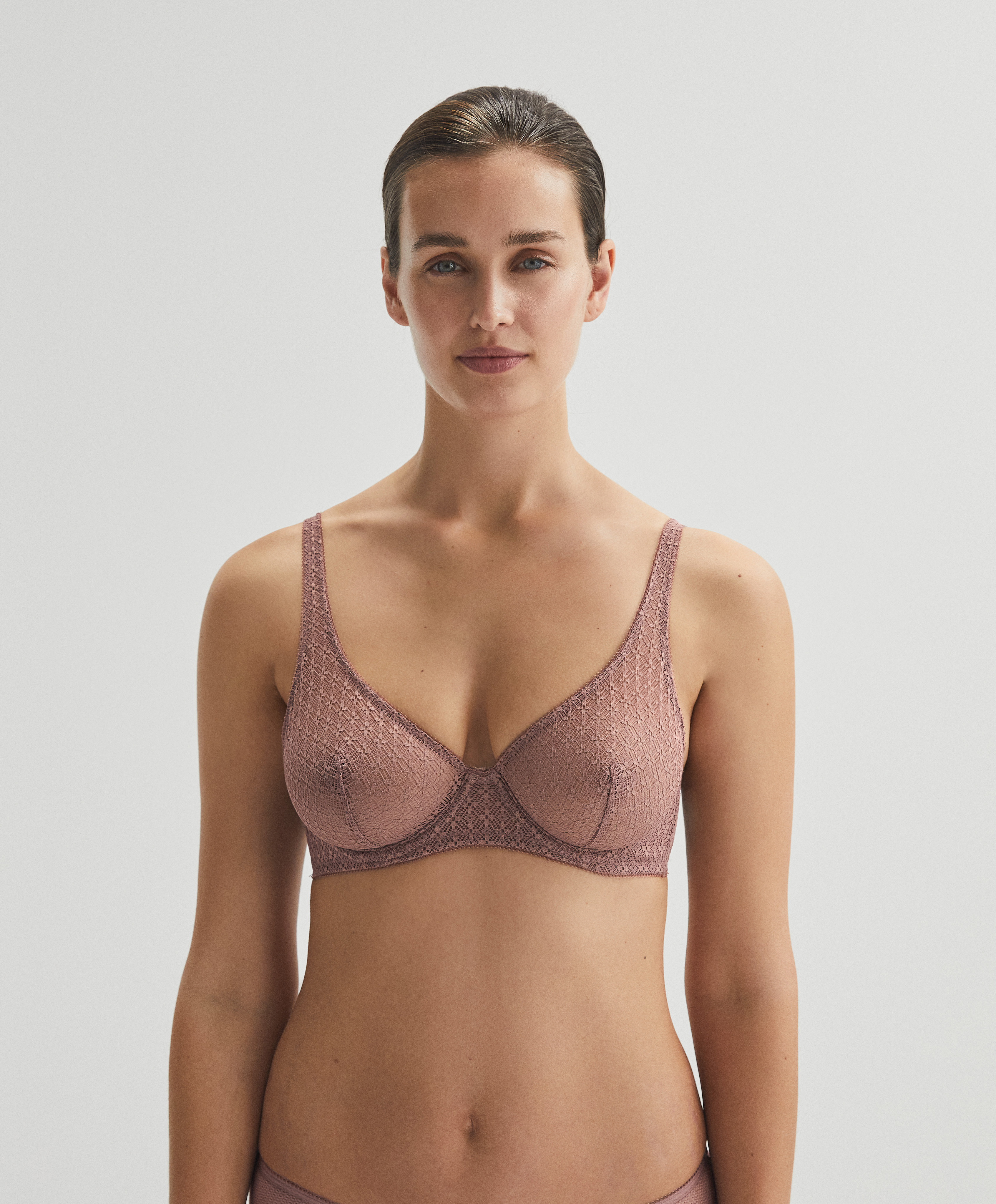 Non-padded halterneck-style bra in lace with underwire