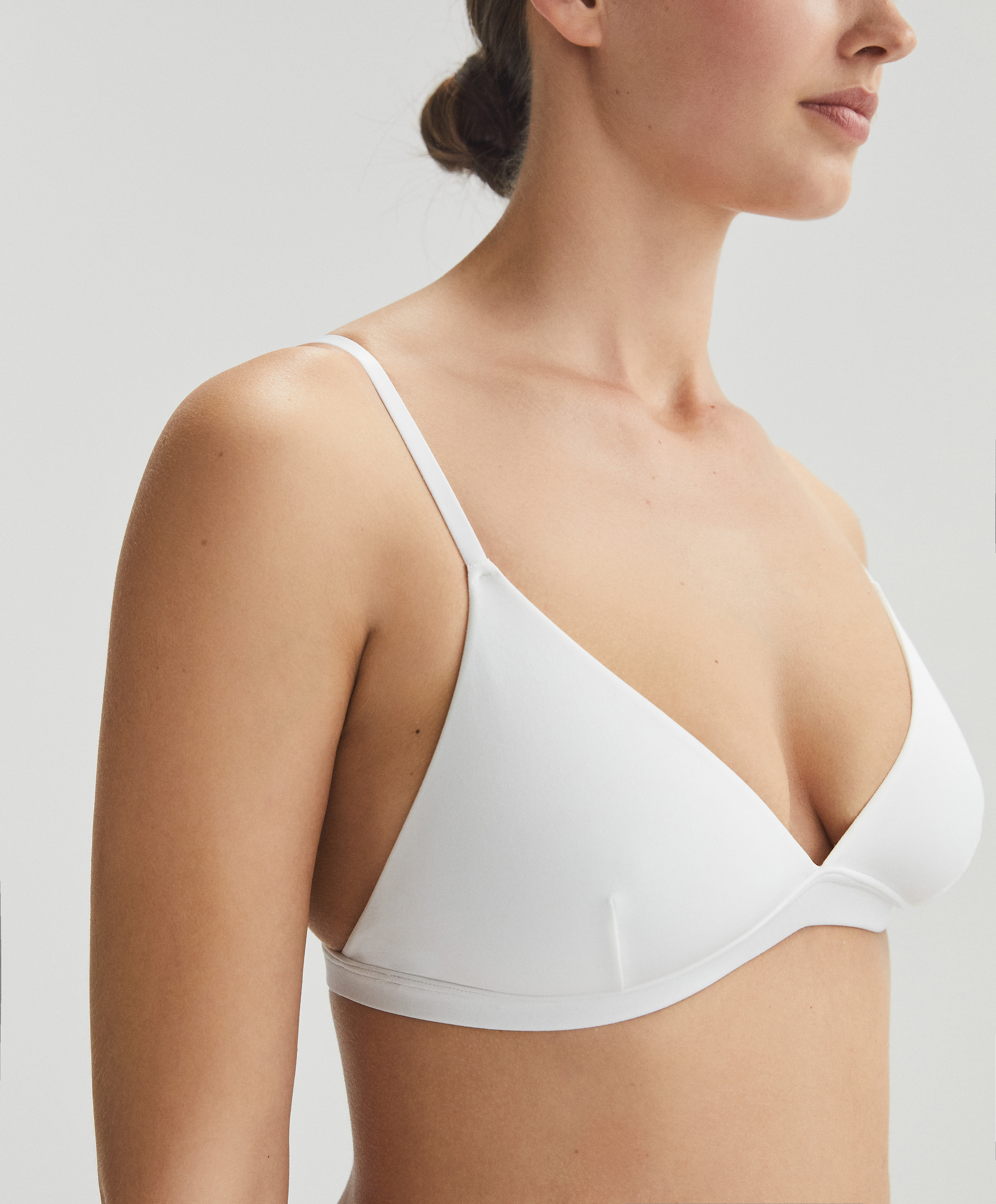 Non-padded extra soft seamless triangle top