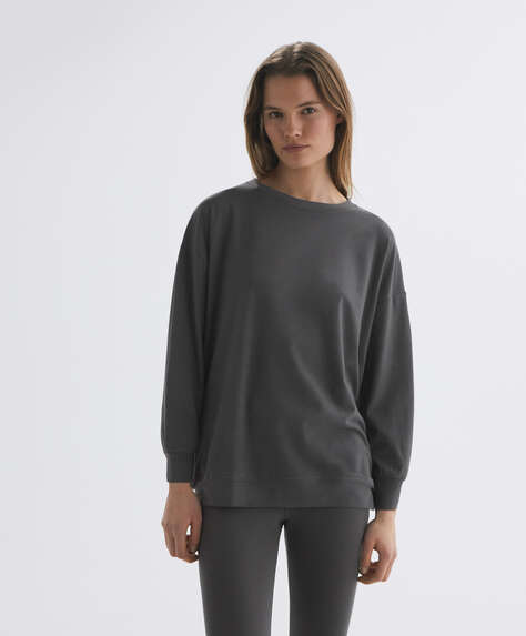 Long-sleeved sweatshirt