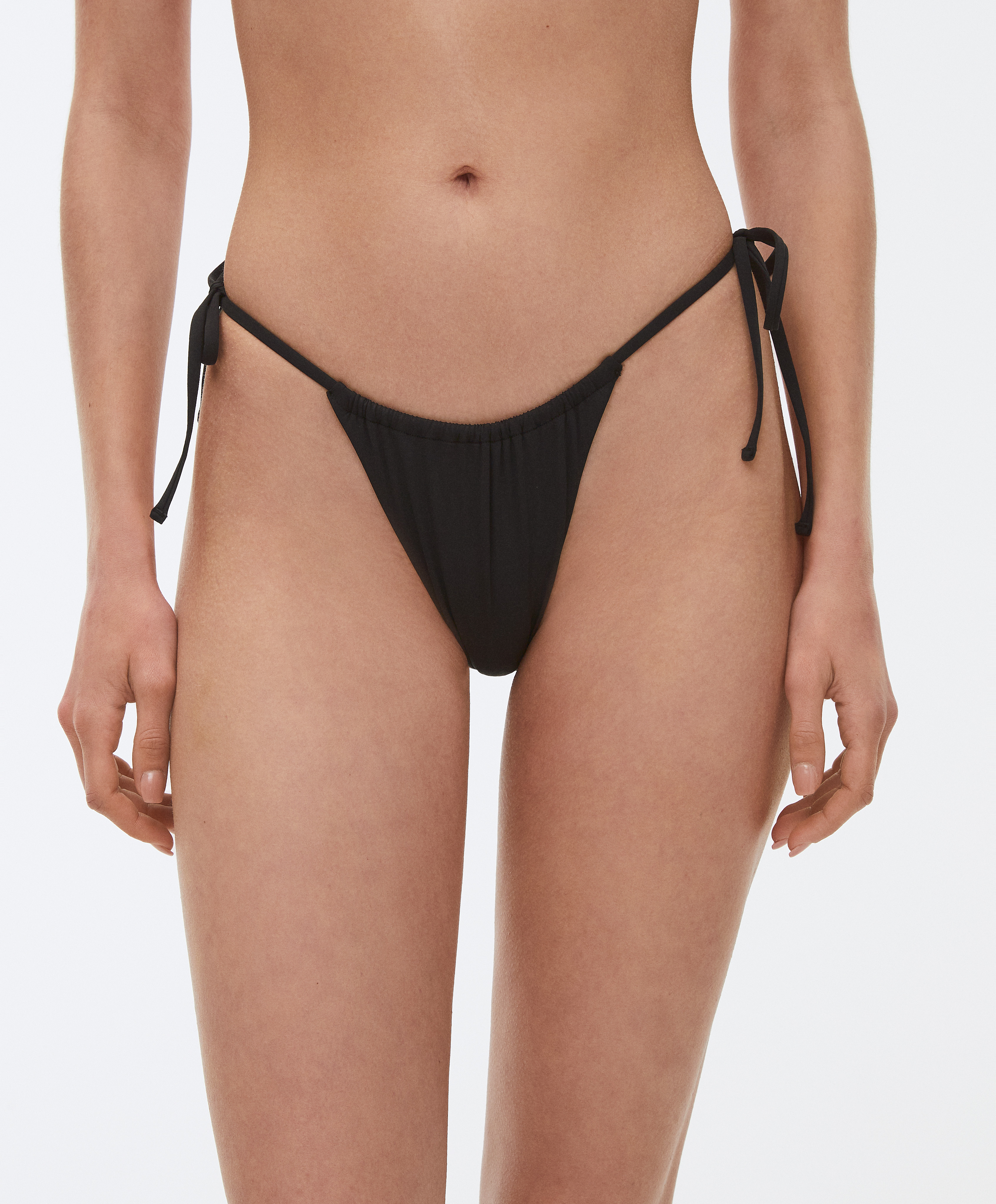 Slim fit brazilian bikinibroekje met U-vorm en striksluiting