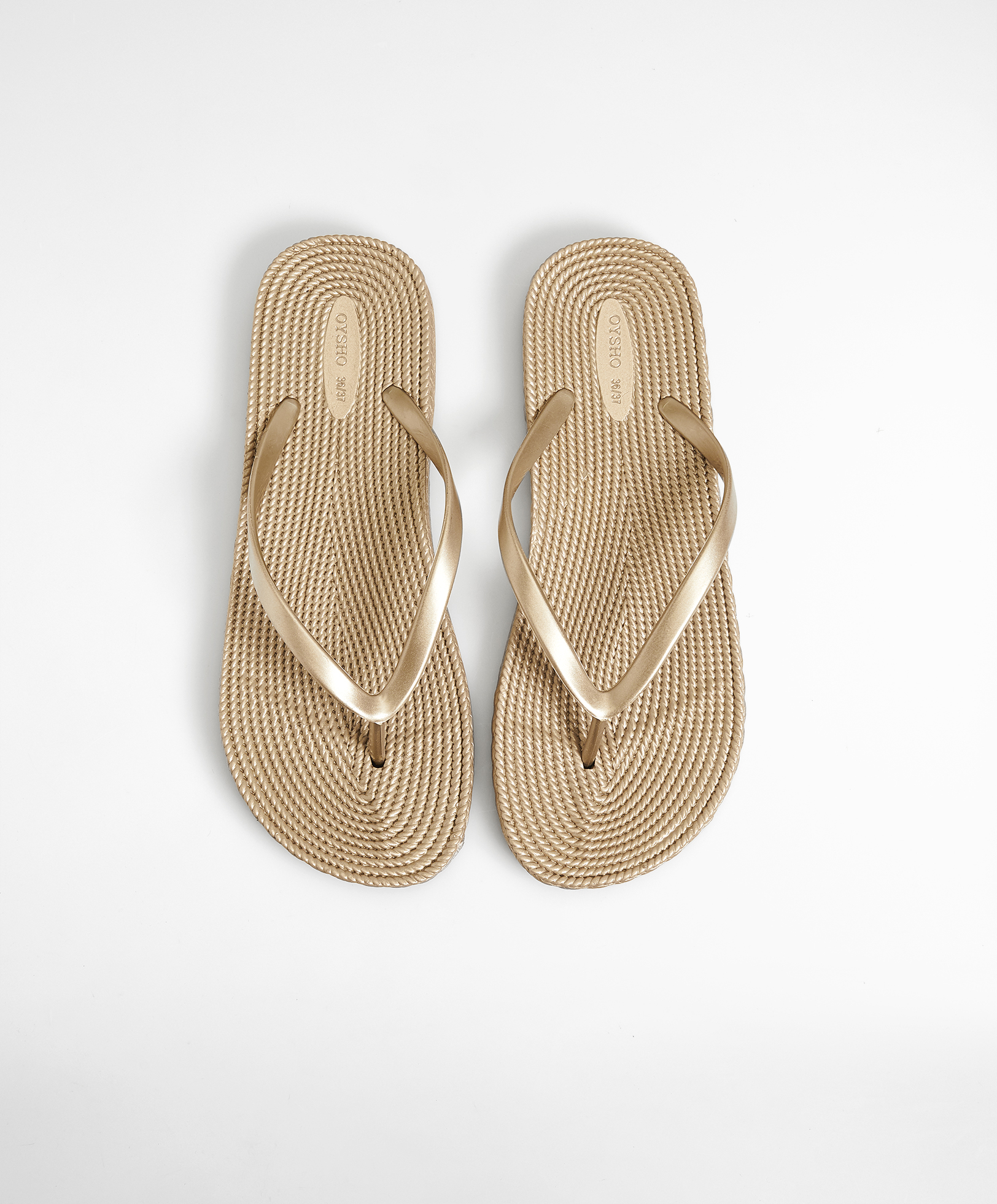Sandales de plage texturées dorées