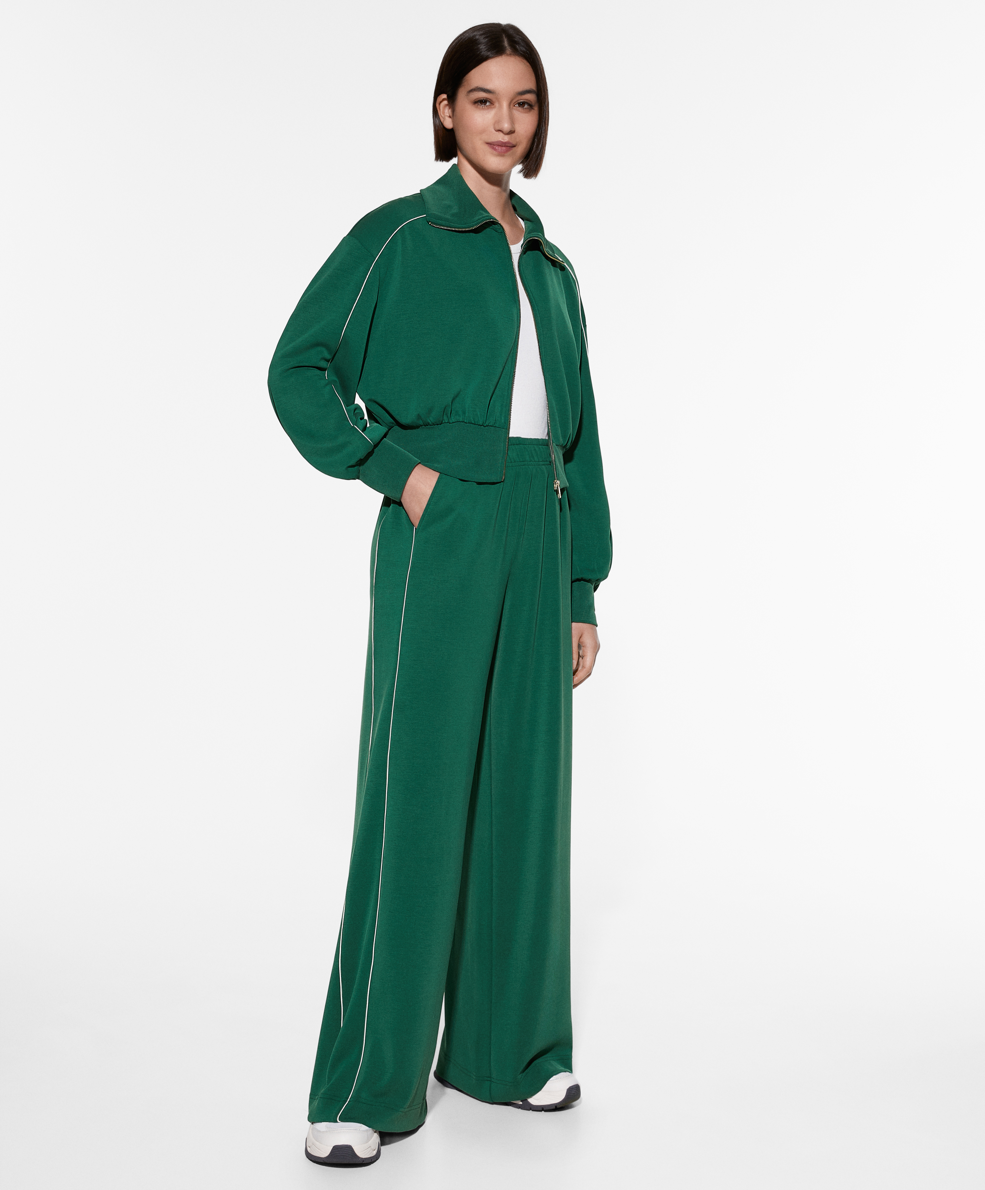Green long total look with modal