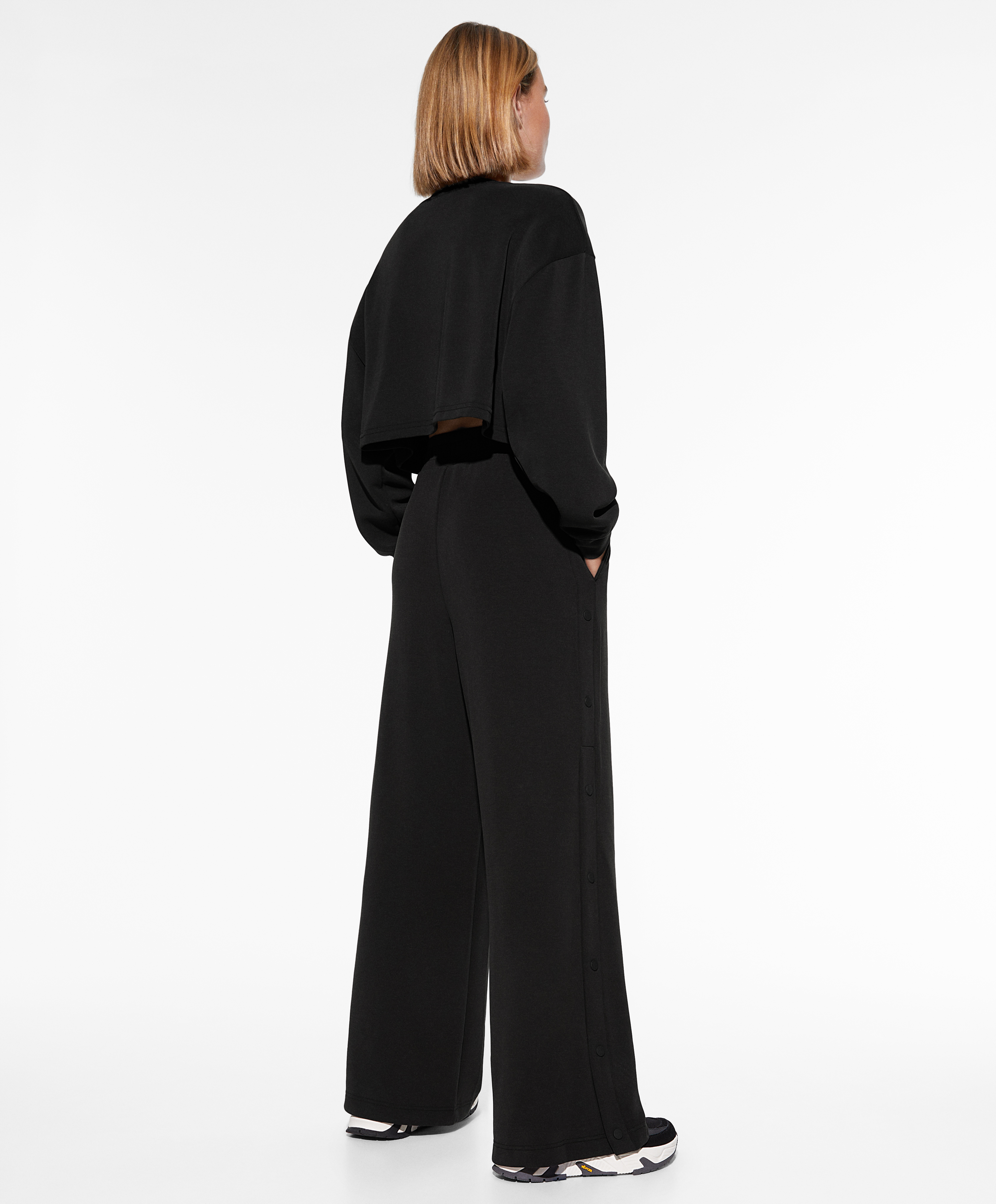 Black long total look with modal