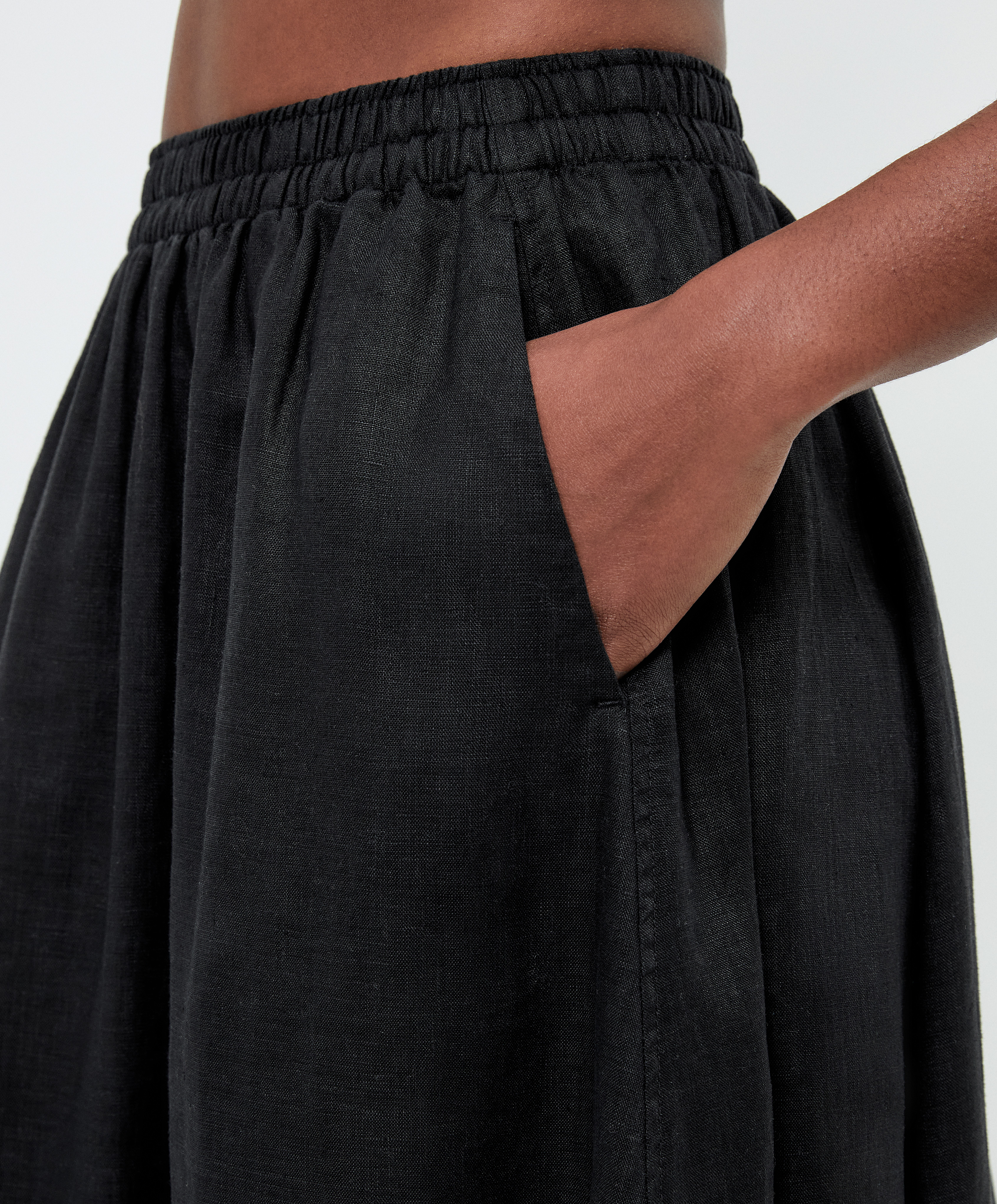La falda maxi de Oysho estilizadora que las mujeres de 50 del norte  llevarán a diario con sandalias planas