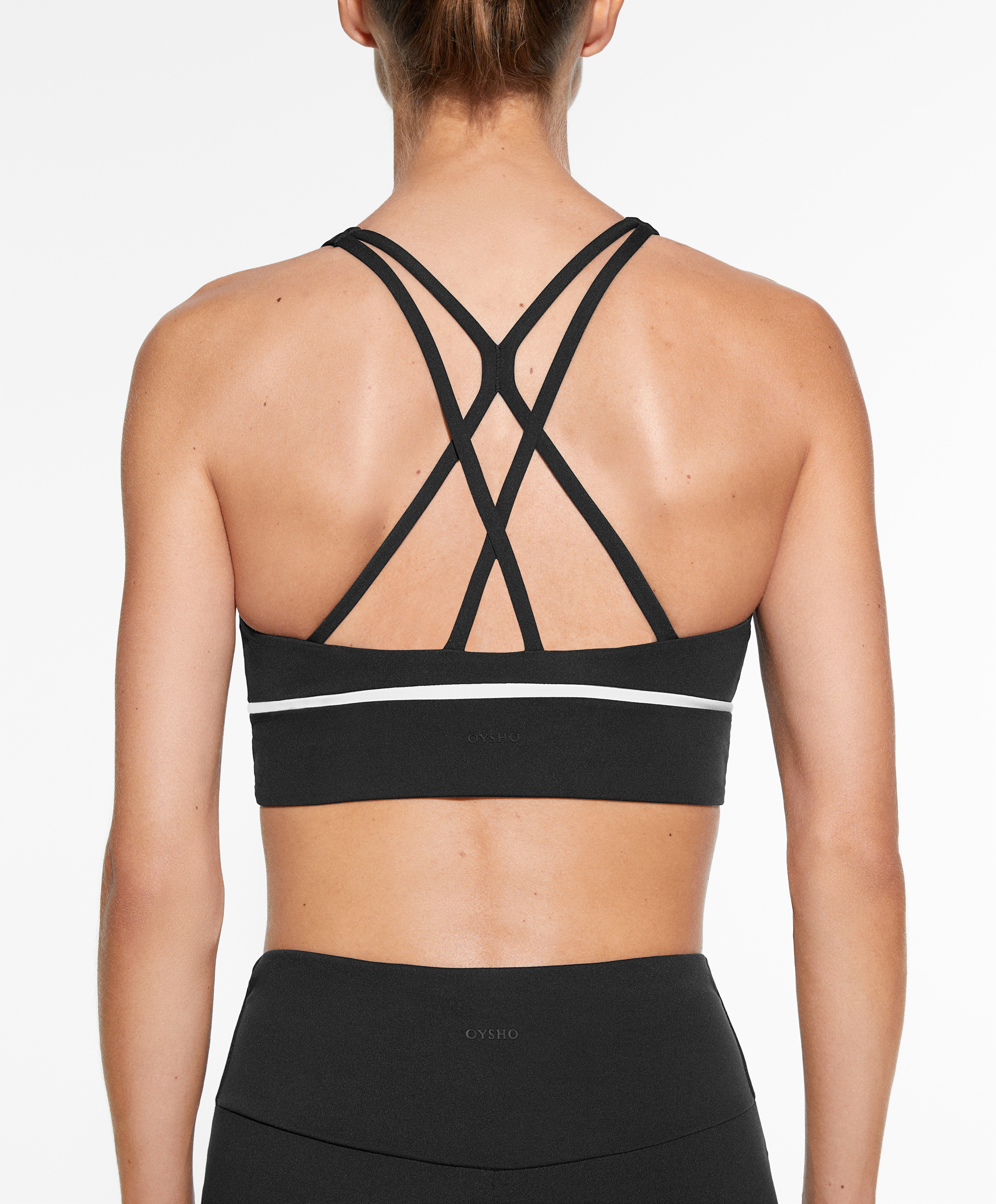 Medium-support sports bra with cups and piping