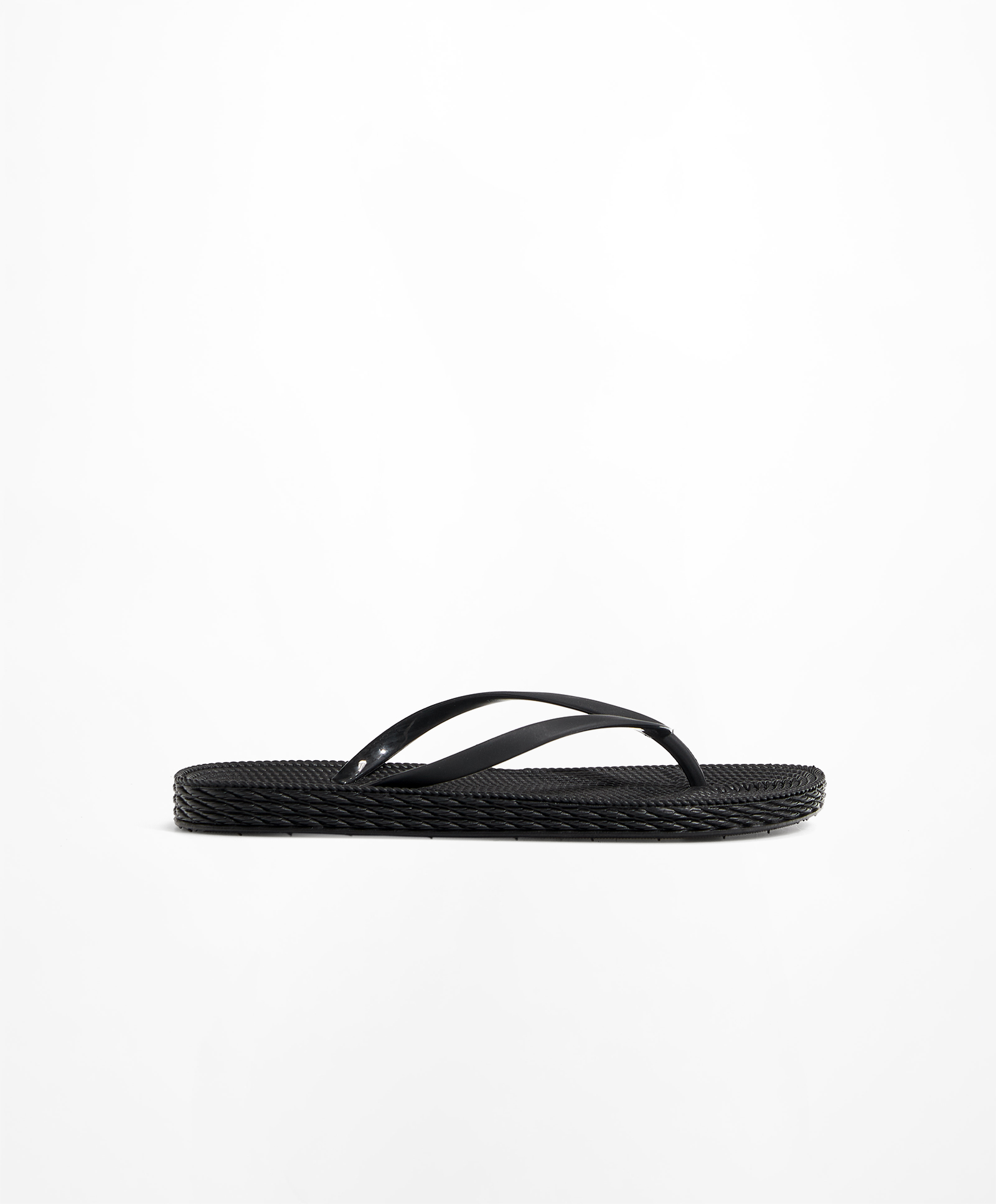 Textured shiny beach sandals
