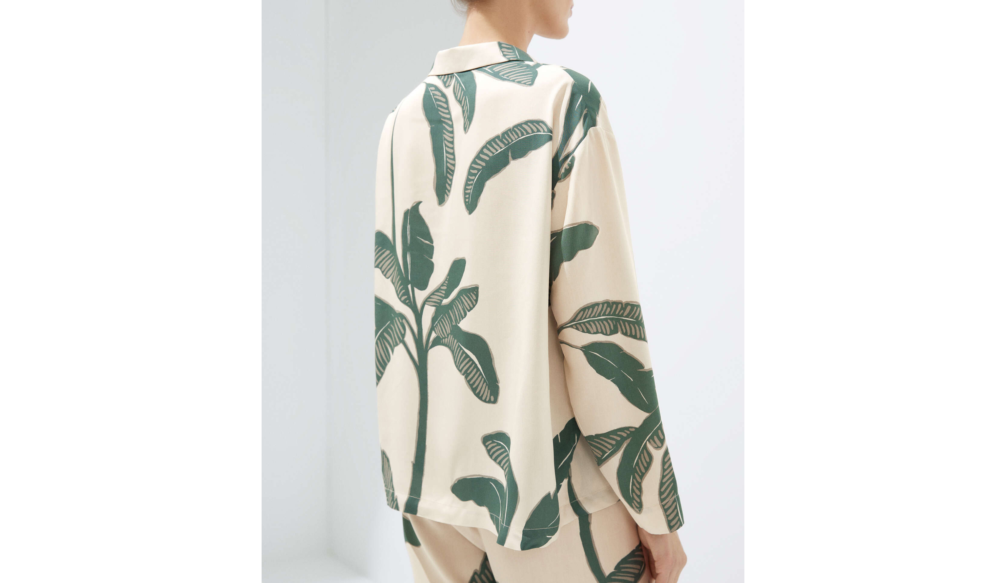 Langer zweiteiliger Pyjama mit Palmen