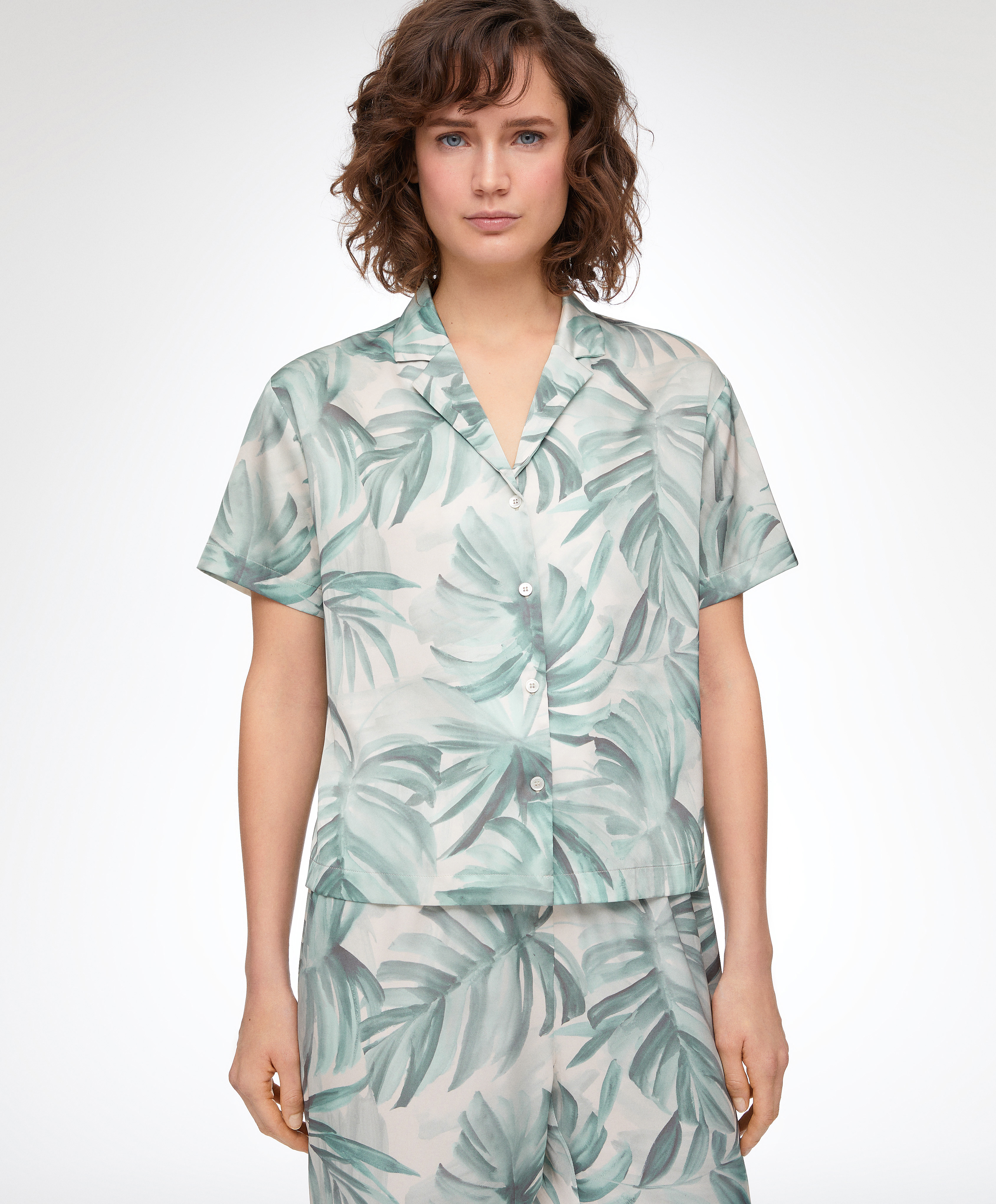 Chemise à manches courtes satinée feuilles tropicales
