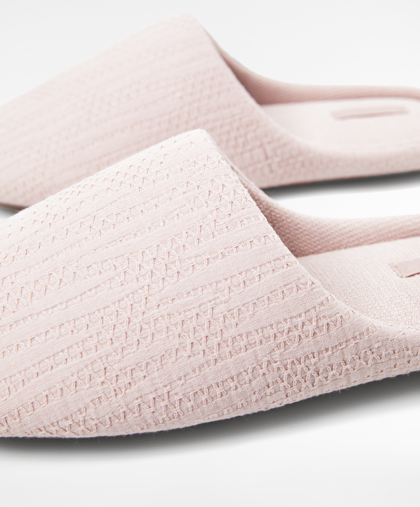 Basic embroidered slippers