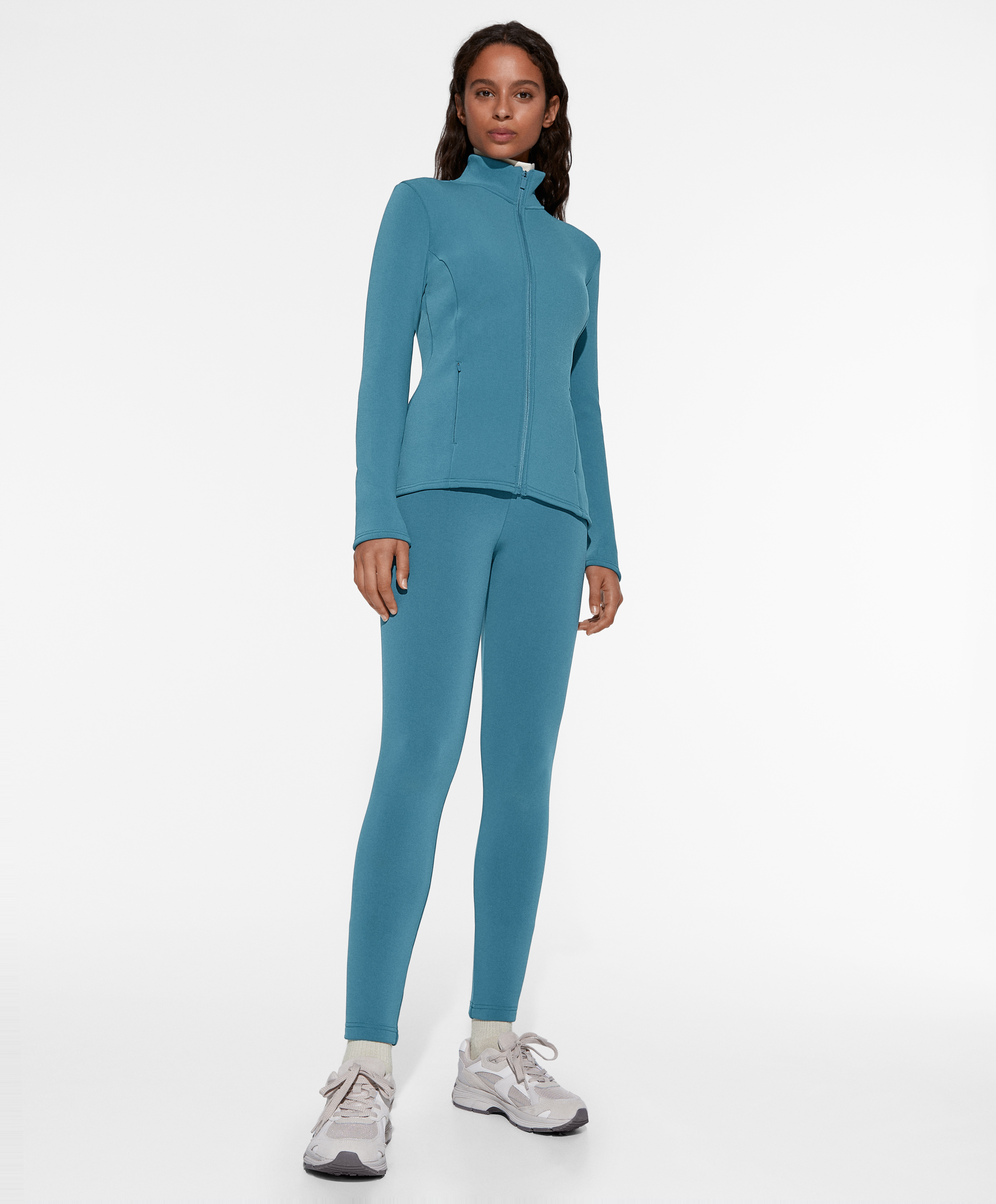 Total look super extra warm azul OYSHO Costa Rica