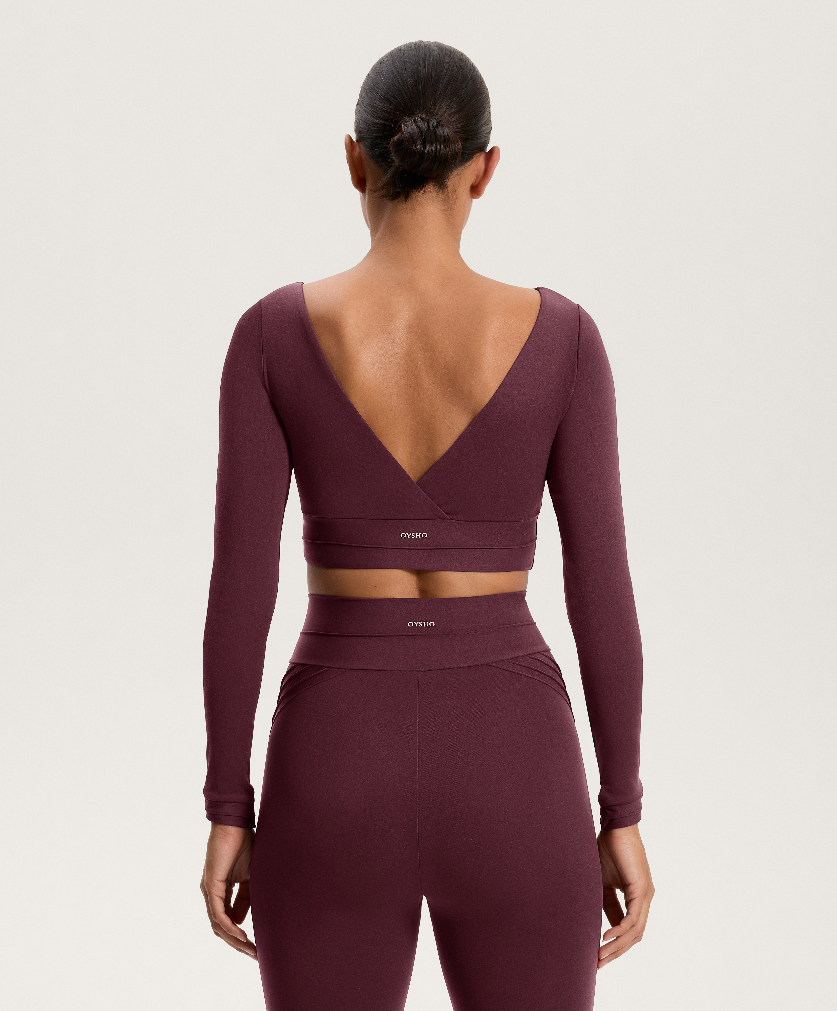 Total look comfortlux nerwowe wykończenie w talii w kształcie litery V, kolor śliwkowy, z topem comfortlux z długim rękawem